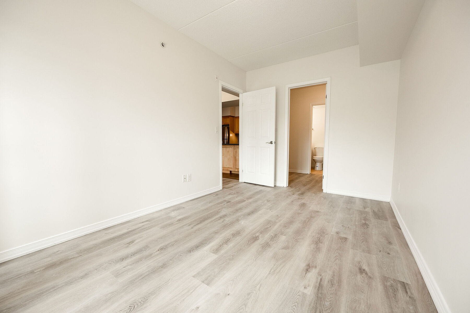  Open Concept Living Space - 物件實景