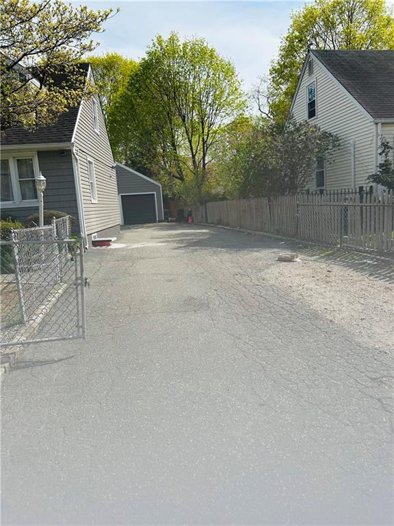 Huntington Station, New York, 11746, United States, 5 Bedrooms Bedrooms, ,2 BathroomsBathrooms,Residential,For Sale,1980948