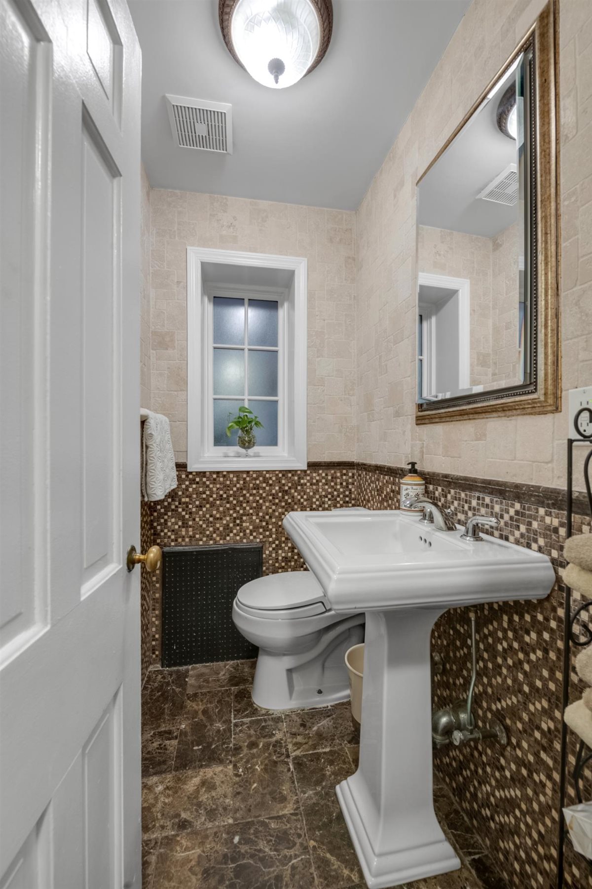  “DETACHED BRICK AND STONE HOME IN FOREST HILLS GARDENS? - 物件實景