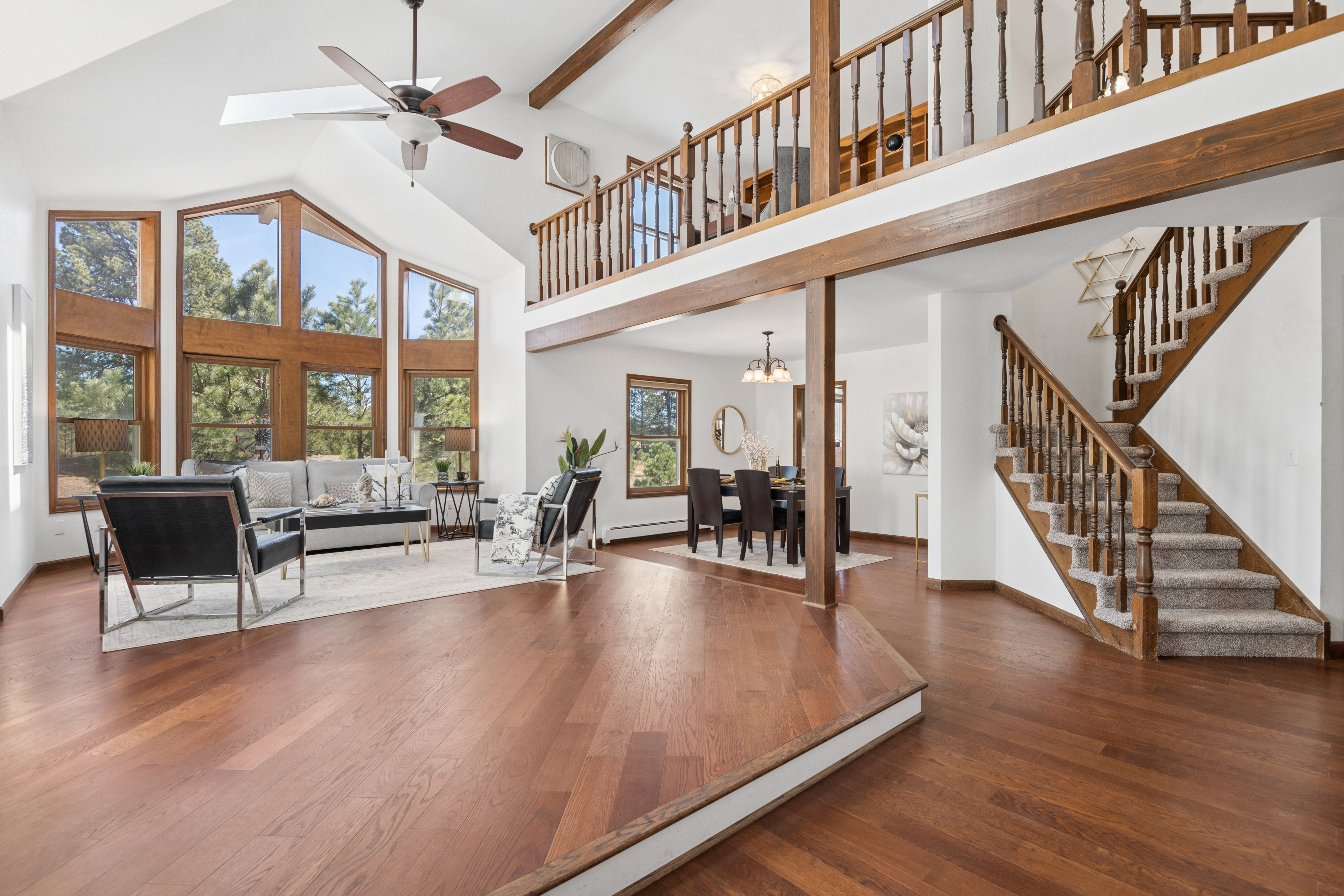  Set behind a gated entry on two and a half wooded acres - 物件實景