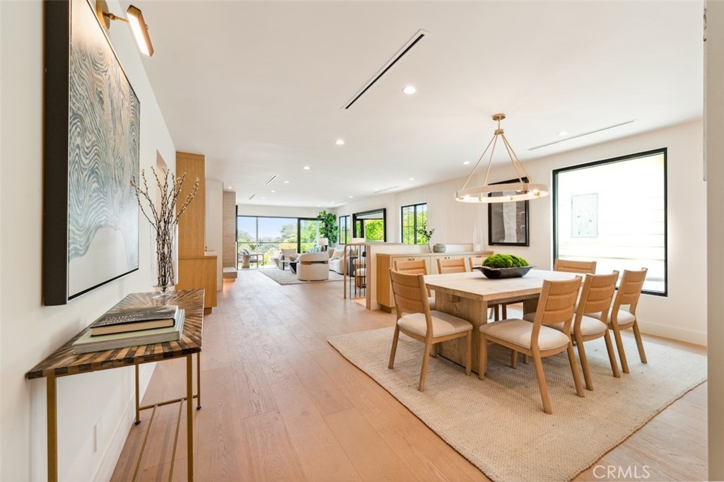 Sherman Oaks, California, 91423, United States, 4 Bedrooms Bedrooms, ,6 BathroomsBathrooms,Residential,For Sale,1960498