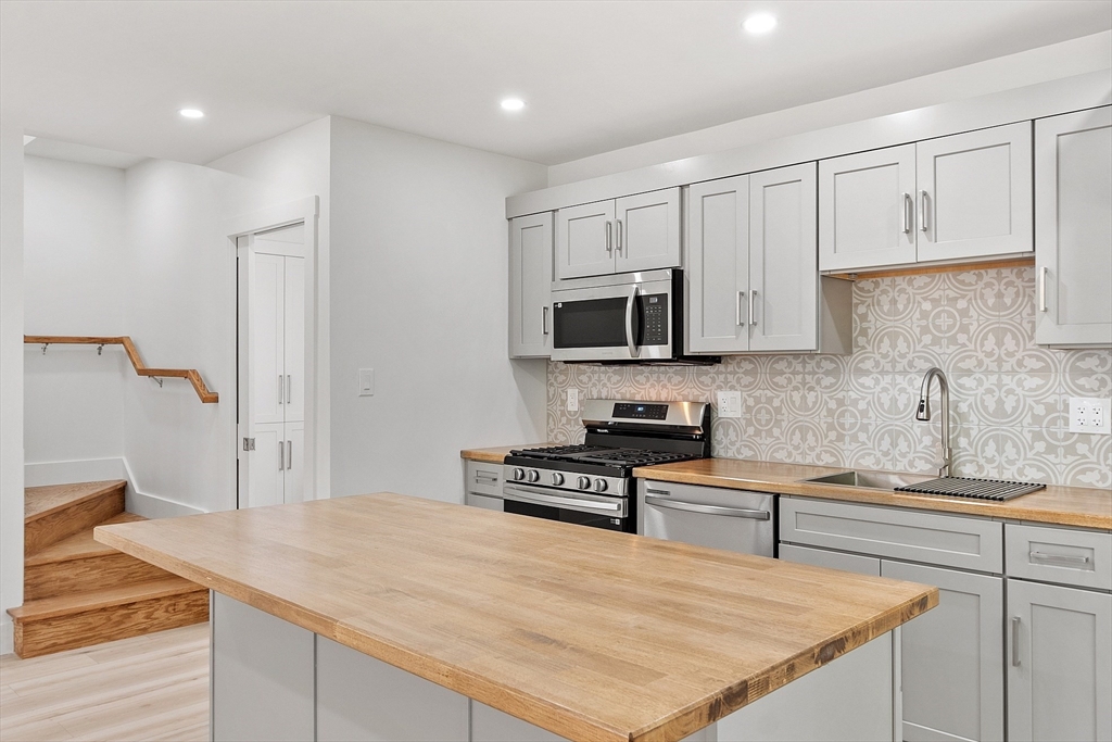 Leominster, Massachusetts, 01453, United States, 3 Bedrooms Bedrooms, ,2 BathroomsBathrooms,Residential,For Sale,1912072