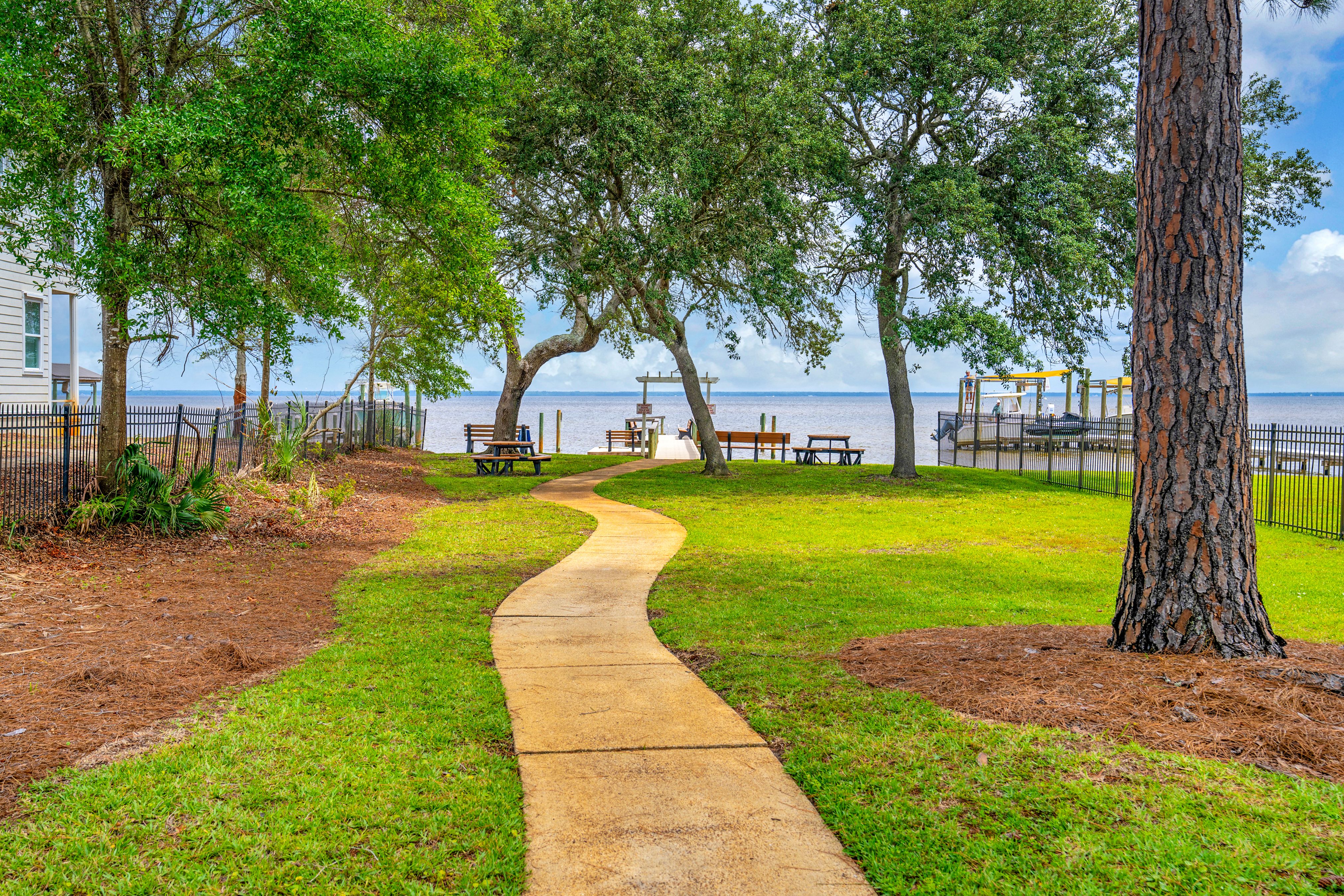  Move-In Ready Brick Home with Spacious Fenced Backyard Near the Bay - 物件實景