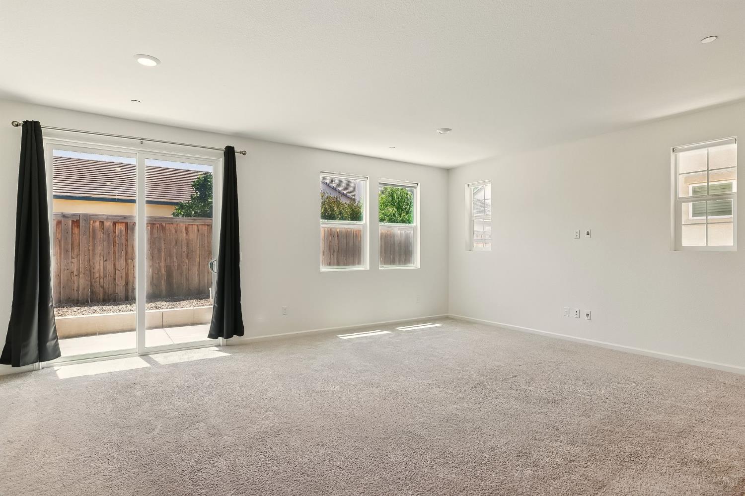 Elk Grove, California, 95758, United States, 4 Bedrooms Bedrooms, ,3 BathroomsBathrooms,Residential,For Sale,1847493