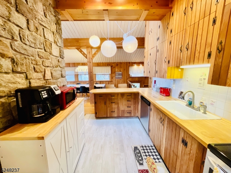 Vernon, New Jersey, 07422, United States, 3 Bedrooms Bedrooms, ,2 BathroomsBathrooms,Residential,For Sale,1851116