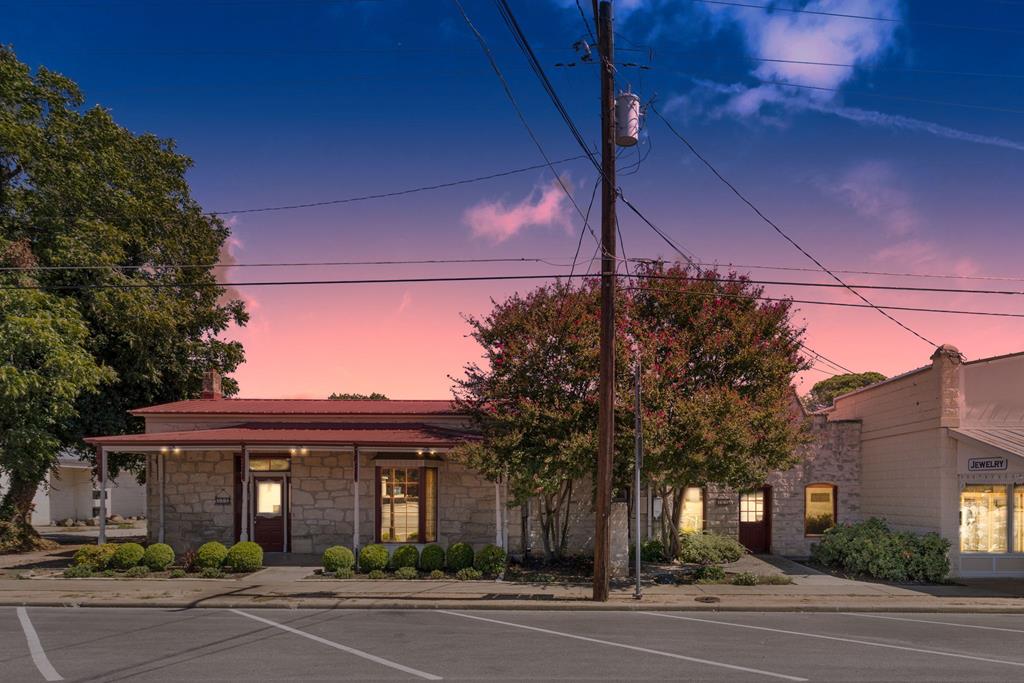 Fredericksburg, Texas, 78624, United States, 5 Bedrooms Bedrooms, ,4 BathroomsBathrooms,Residential,For Sale,1981839