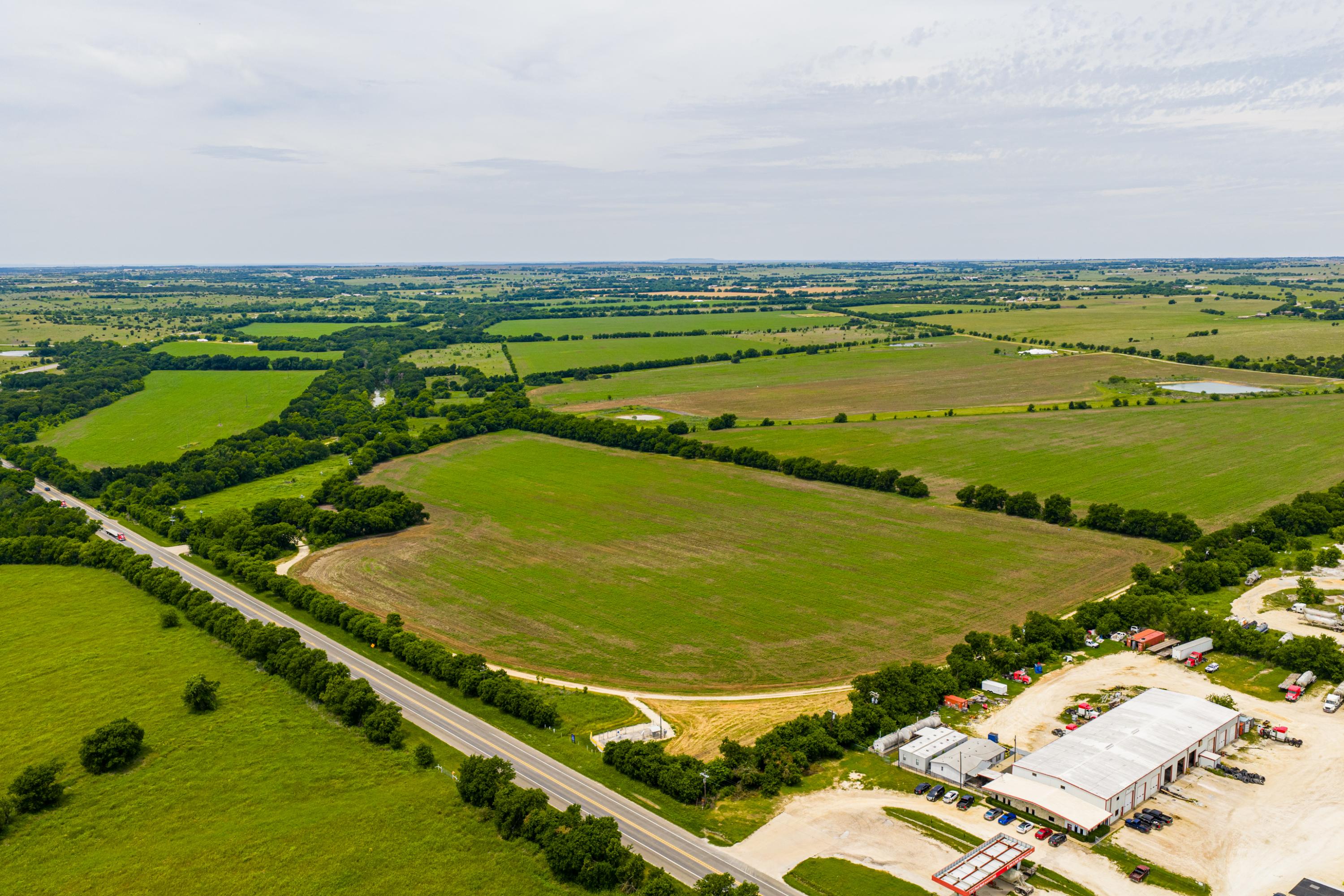  667 Acre Development Property With Two Miles Of Highway Frontage - 物件實景