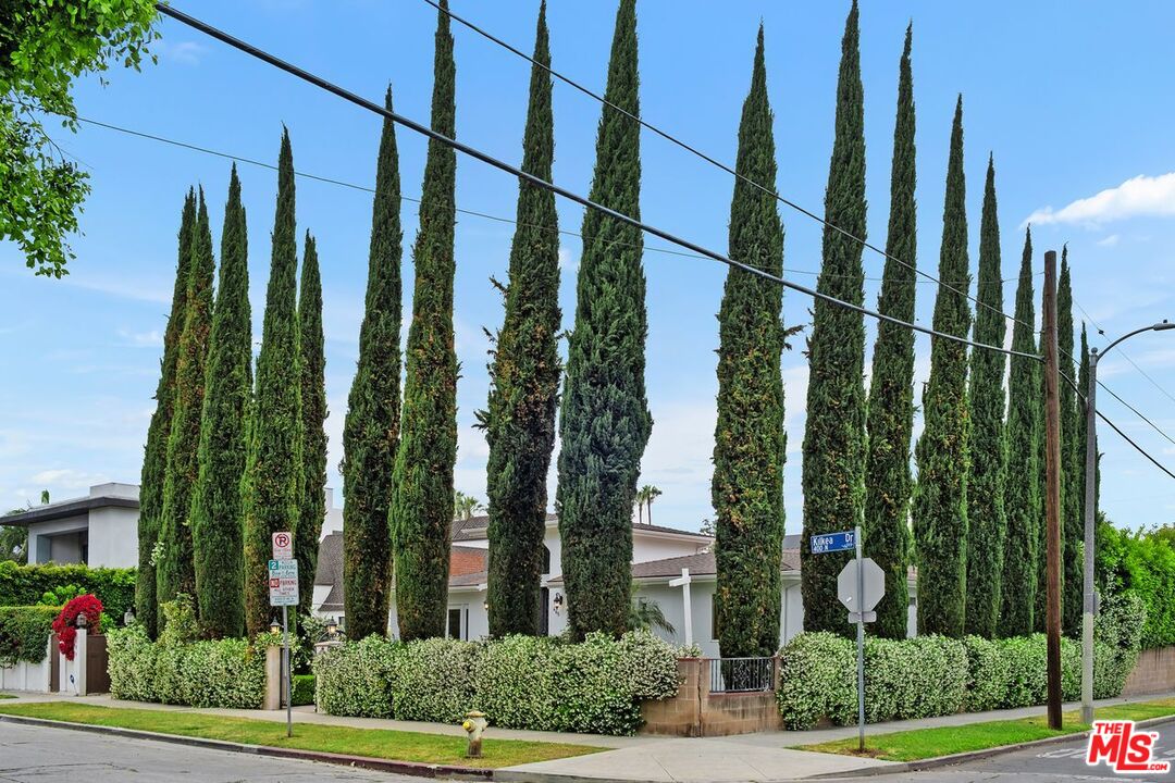 Los Angeles, California, 90048, United States, 4 Bedrooms Bedrooms, ,4 BathroomsBathrooms,Residential,For Sale,1912253