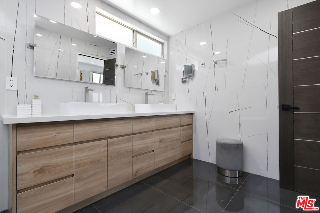 Sherman Oaks, California, 91403, United States, 4 Bedrooms Bedrooms, ,4 BathroomsBathrooms,Residential,For Sale,1794454