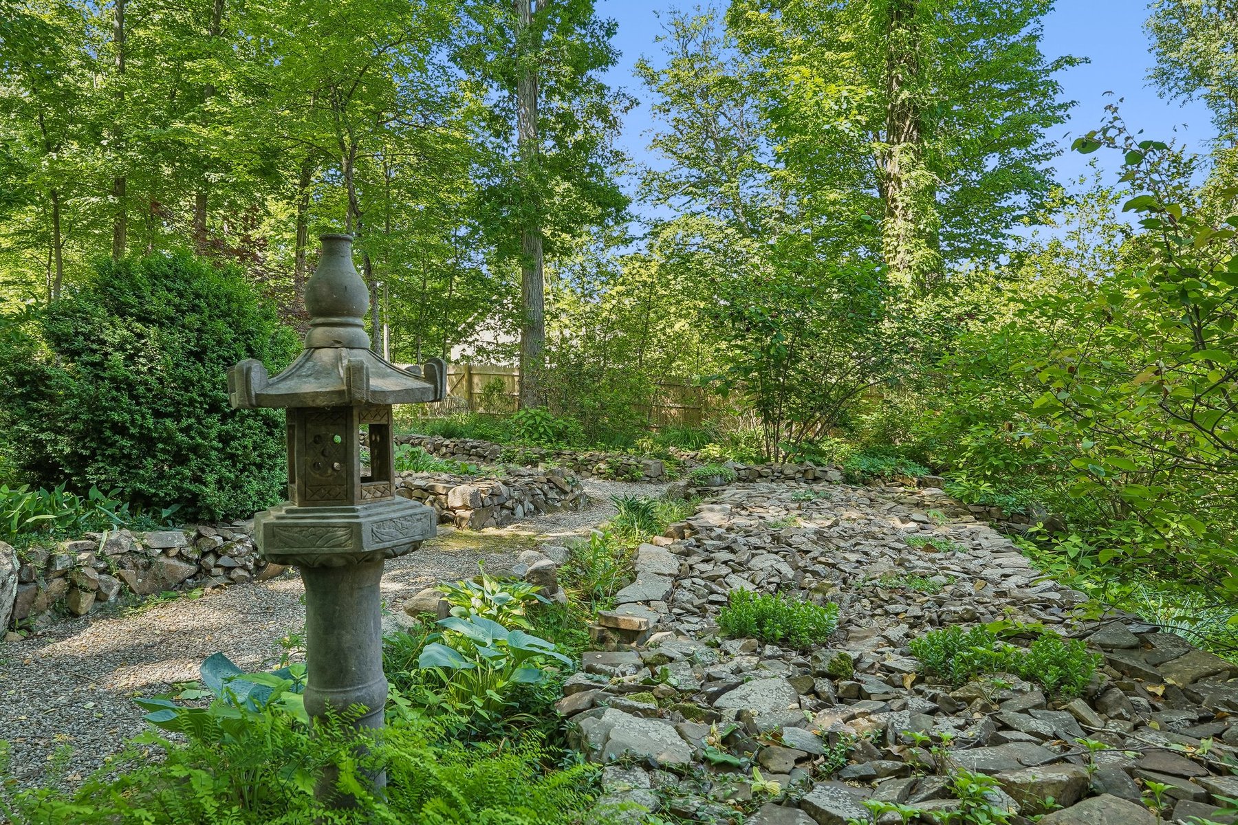  Colonial Offers Exceptional Quality and Workmanship Along With a Garden Oasis - 物件實景