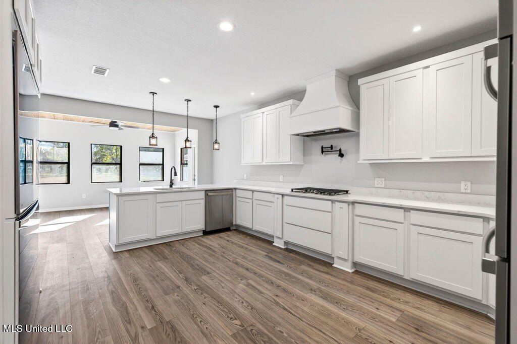 Gulfport, Mississippi, 39503, United States, 5 Bedrooms Bedrooms, ,5 BathroomsBathrooms,Residential,For Sale,2009063