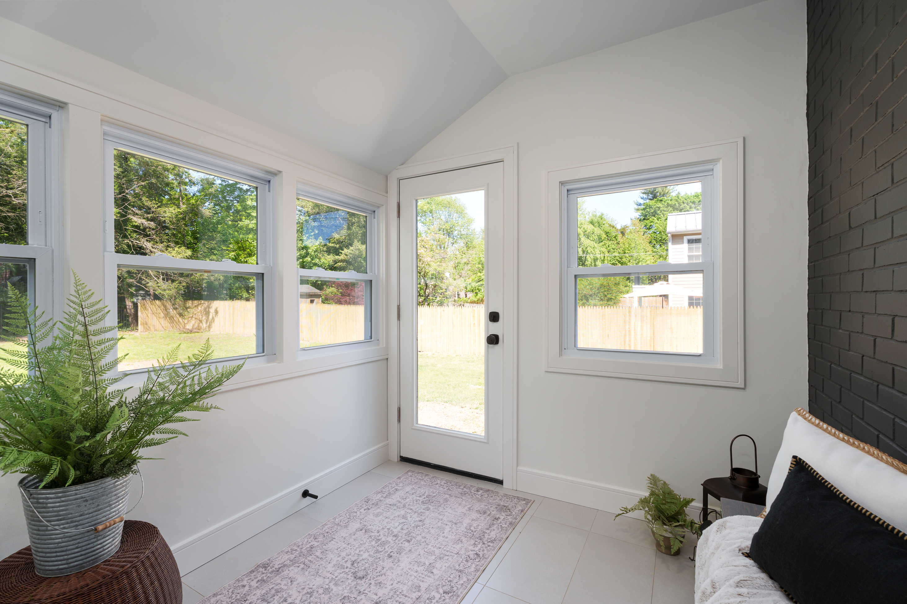  Design-Savvy Renovation Steps from Nature and Town - 物件實景