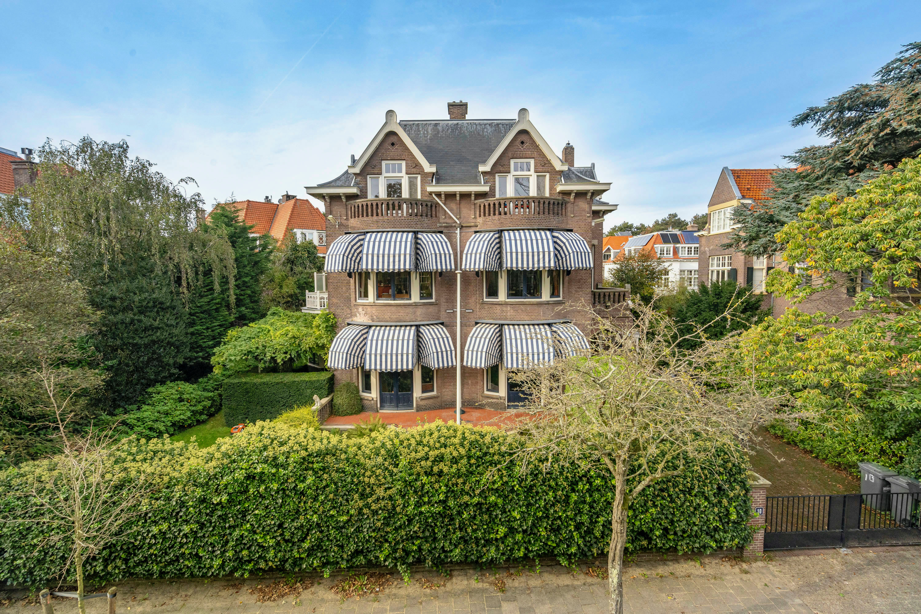 Detached villa with detached coach house and a swimming pool in green area