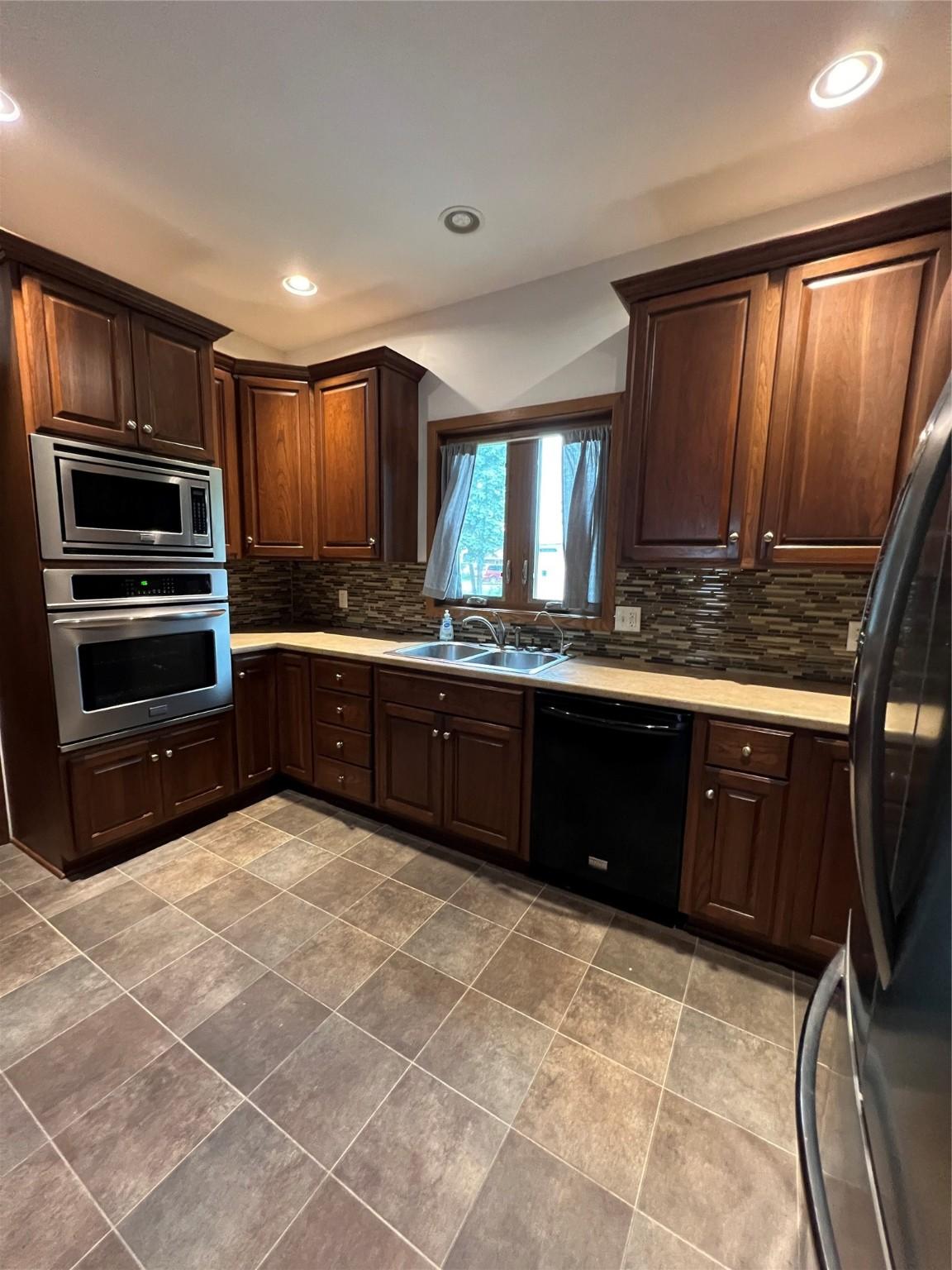 Pella, Iowa, 50219, United States, 3 Bedrooms Bedrooms, ,4 BathroomsBathrooms,Residential,For Sale,1879100