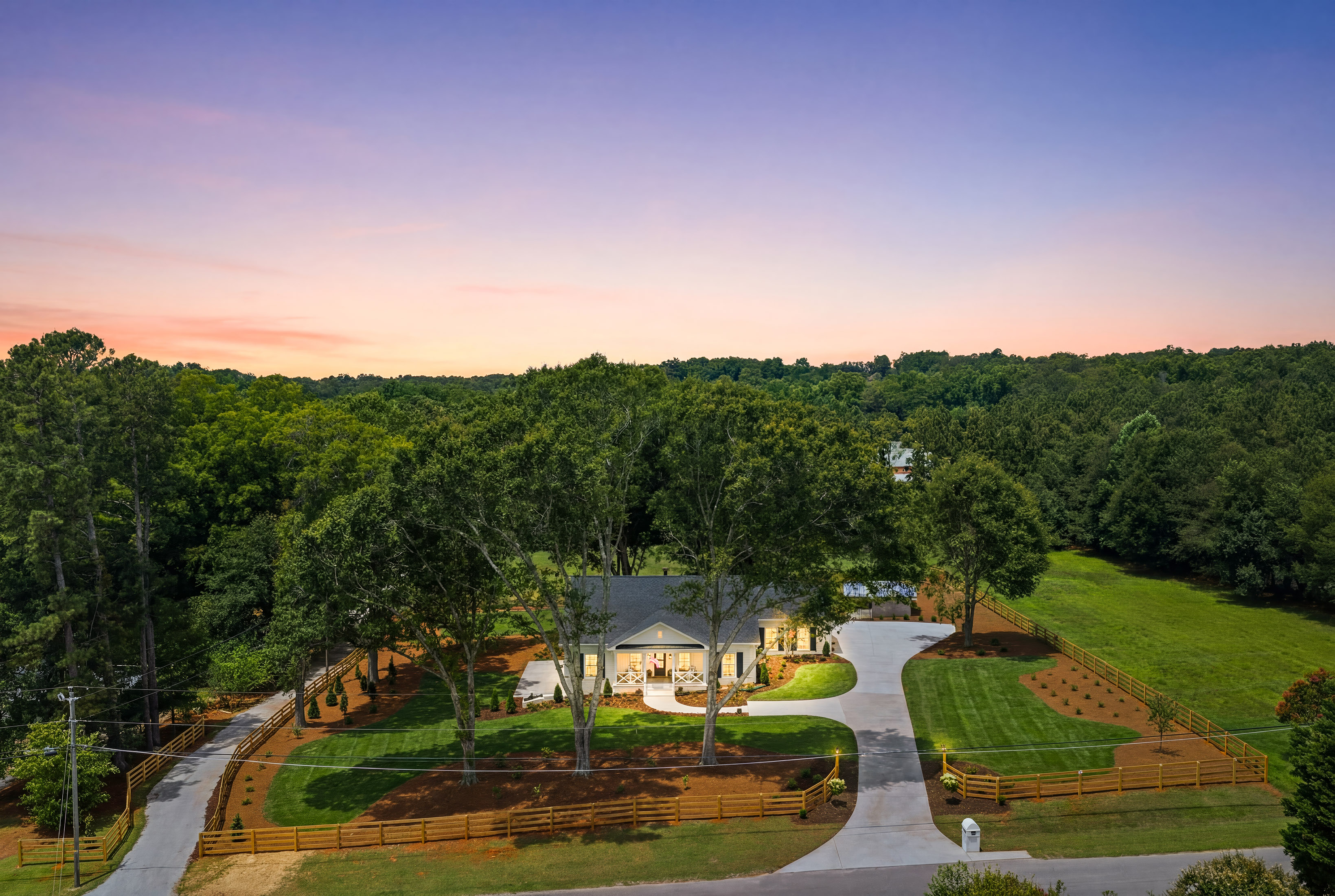  Perched Atop a Rolling Hill in the Heart of Milton - 物件實景