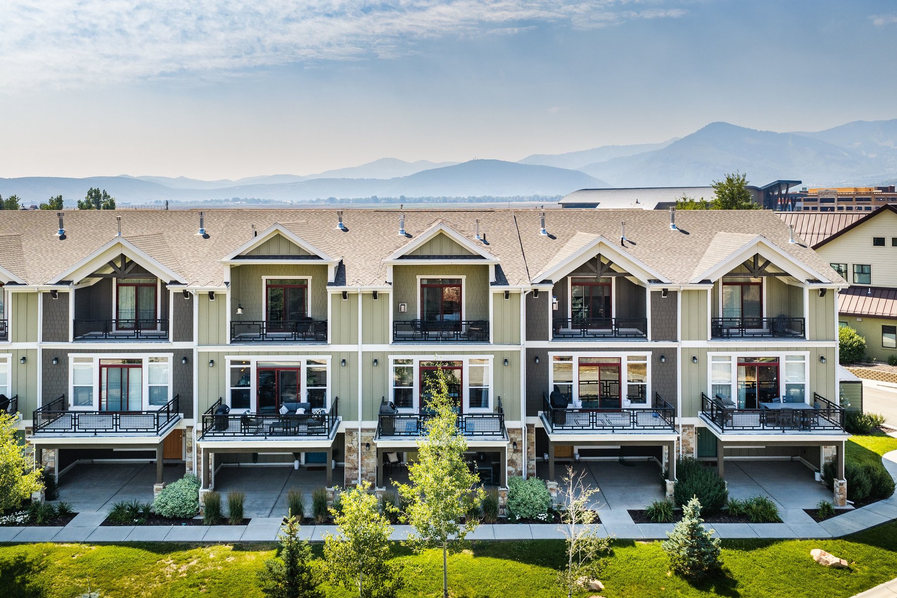  Three Bedroom Townhome with 2-Car Garage Near Trails, Creek, Retail & Golf Club - 物件實景