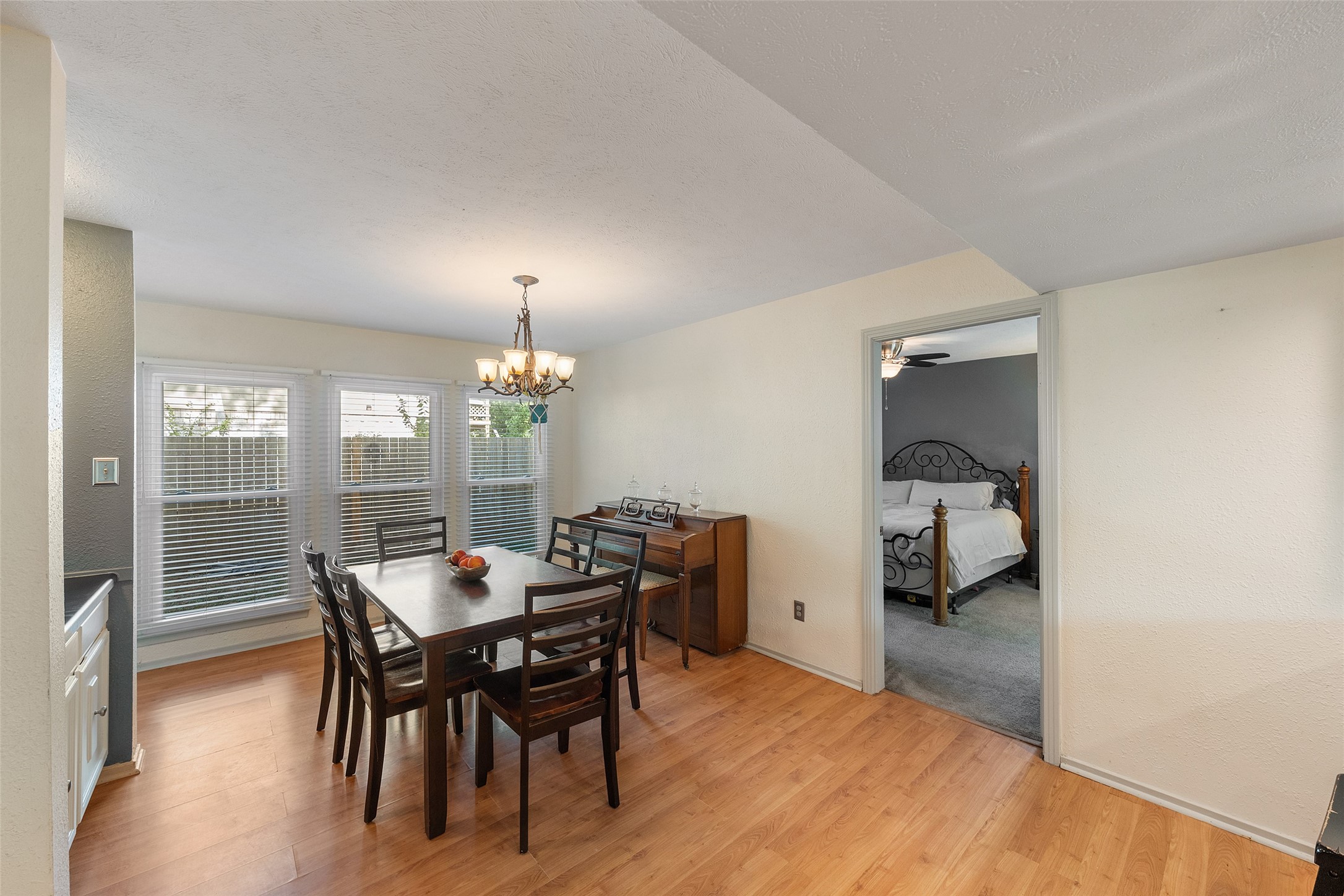  3223 Holly Green Drive - 物件實景