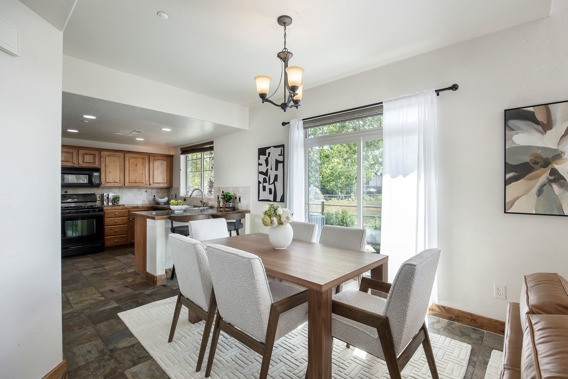  Exceptional Fox Point Townhome with Mountain Views & Prime Location - 物件實景