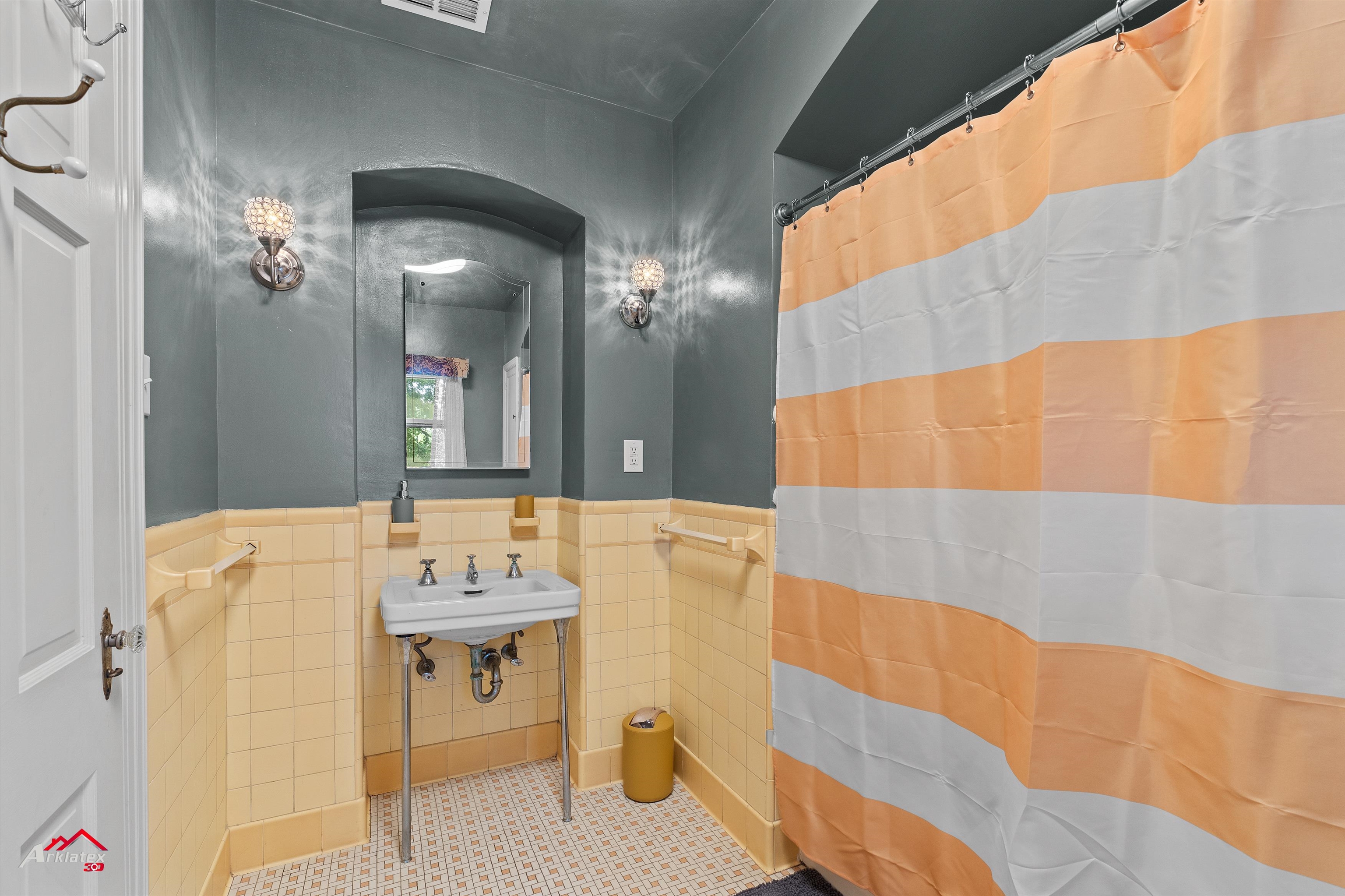 Henderson, Texas, 75654, United States, 3 Bedrooms Bedrooms, ,5 BathroomsBathrooms,Residential,For Sale,1930461
