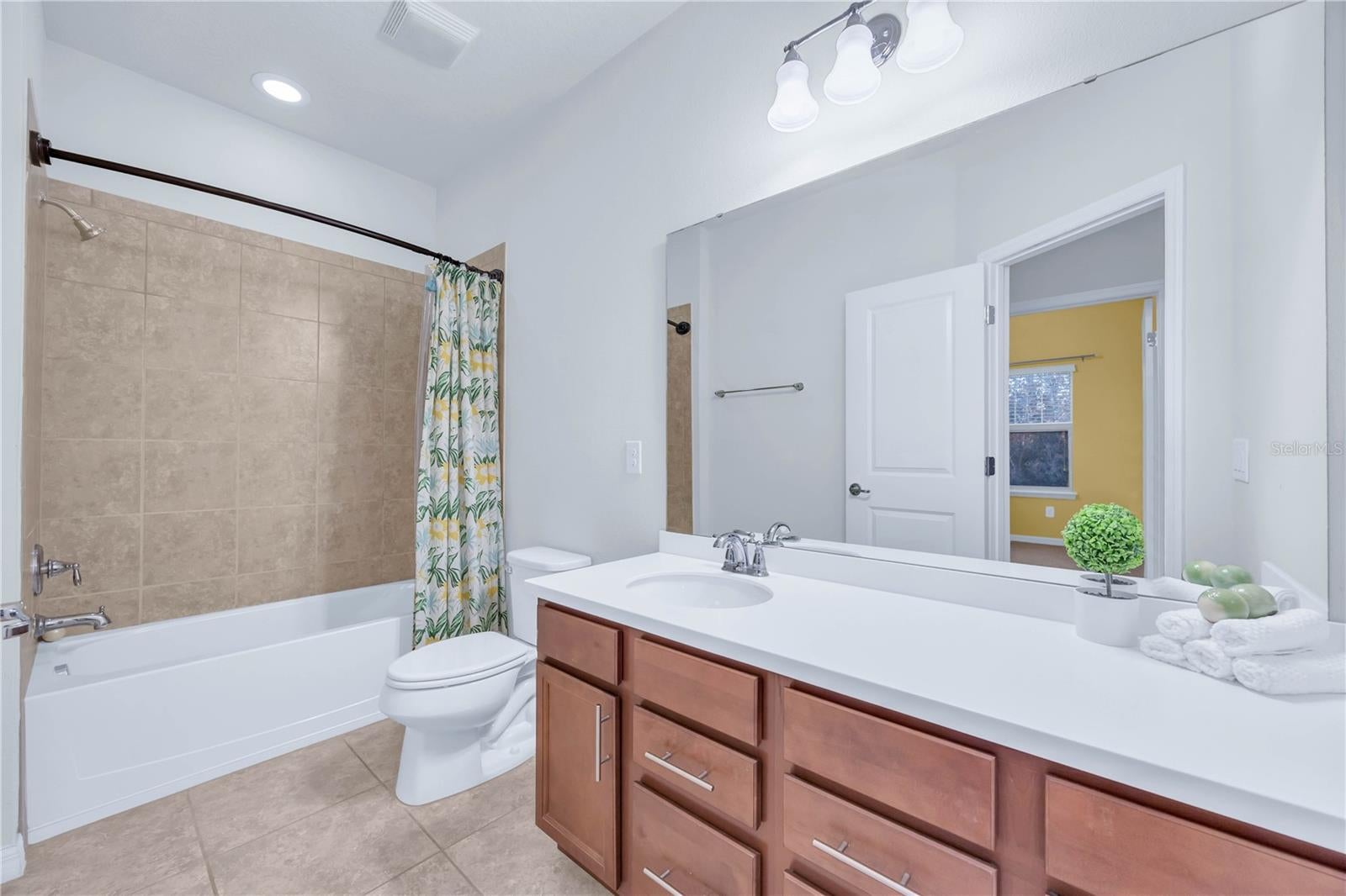 WINTER GARDEN, Florida, 34787, United States, 4 Bedrooms Bedrooms, ,3 BathroomsBathrooms,Residential,For Sale,1993845