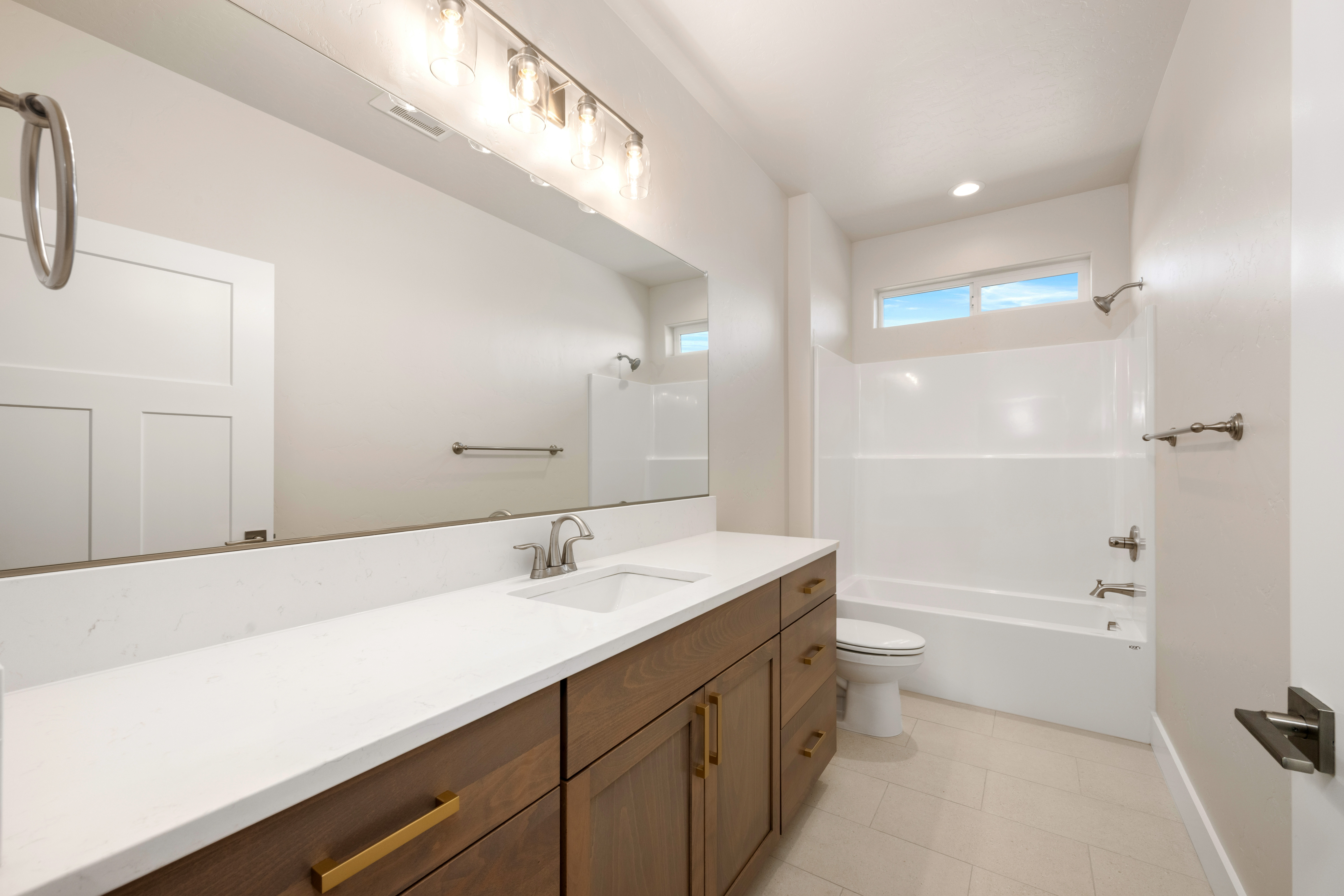  Apple Valley Gem with4 Beds and Custom Finishes - 物件實景