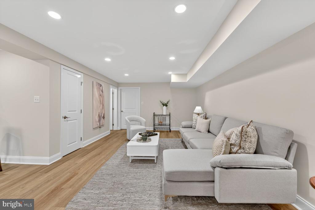 Arlington, Virginia, 22213, United States, 5 Bedrooms Bedrooms, ,5 BathroomsBathrooms,Residential,For Sale,1982488