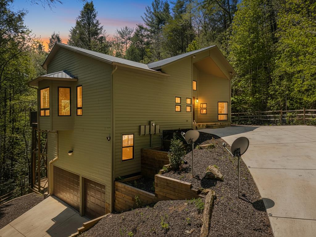 Ellijay, Georgia, 30540, United States, 5 Bedrooms Bedrooms, ,5 BathroomsBathrooms,Residential,For Sale,1868155