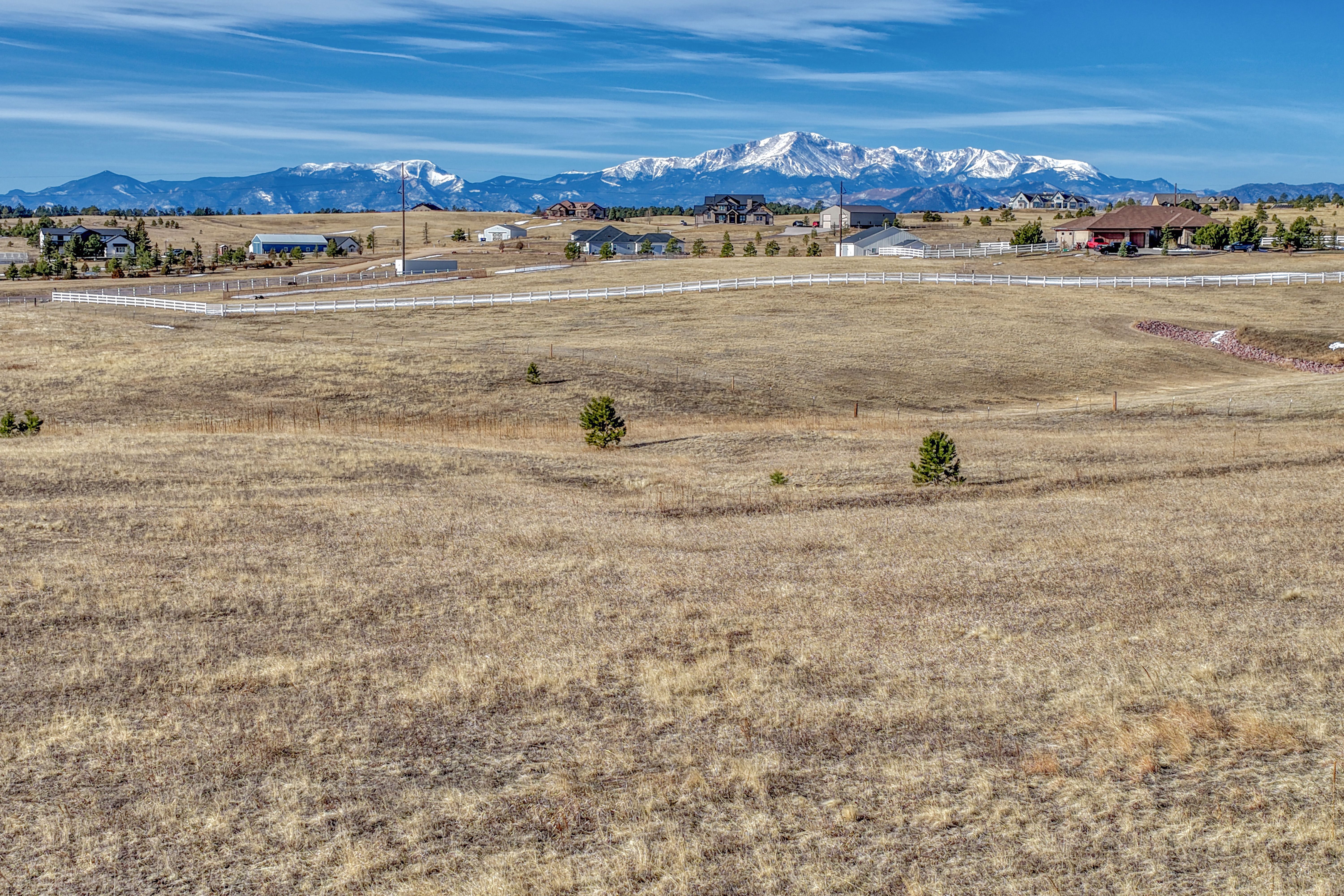  5 acres with mountain views in sought after Black Forest - 物件實景