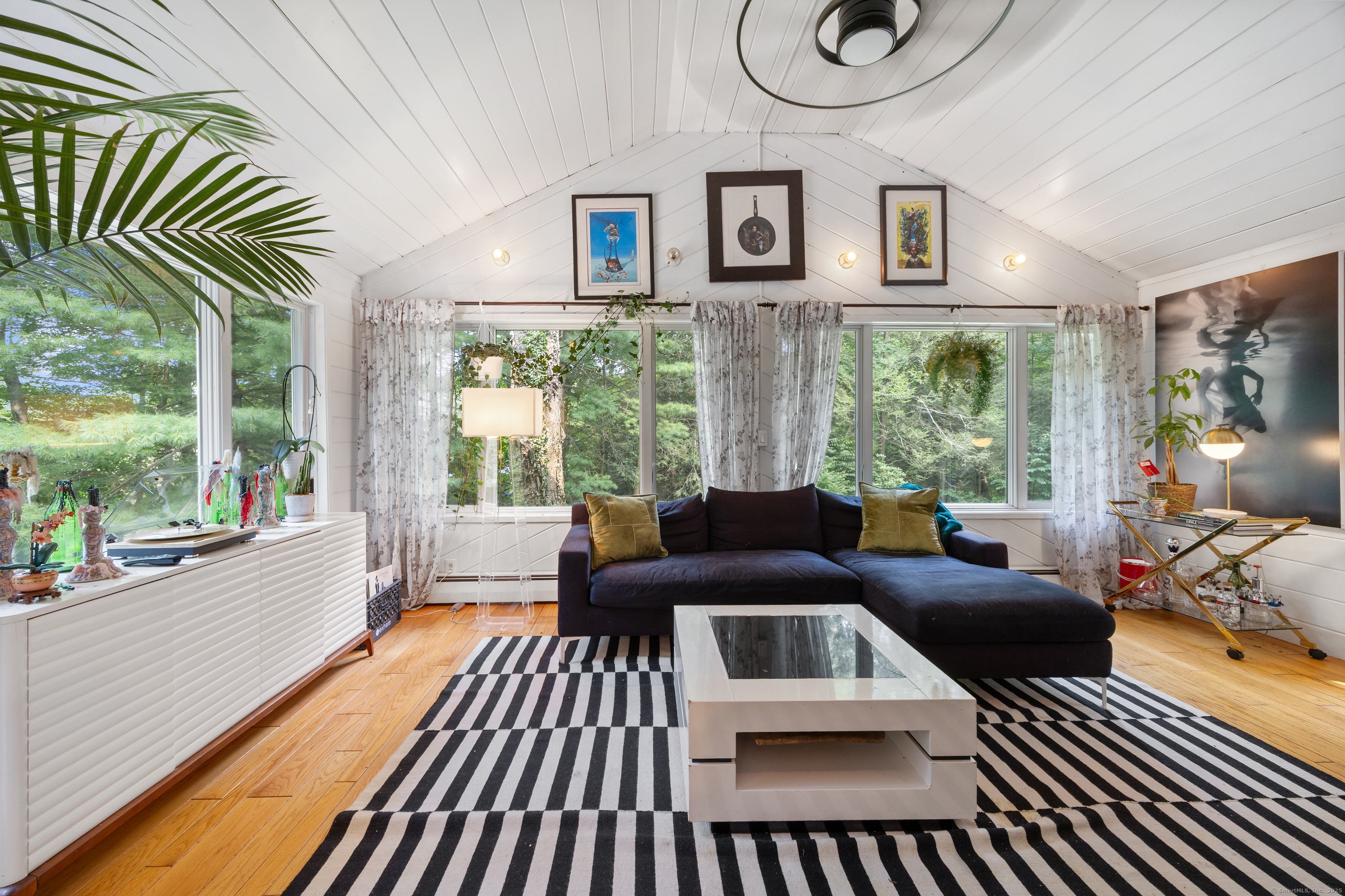 Woodbridge, Connecticut, 06525, United States, 3 Bedrooms Bedrooms, ,4 BathroomsBathrooms,Residential,For Sale,1912137