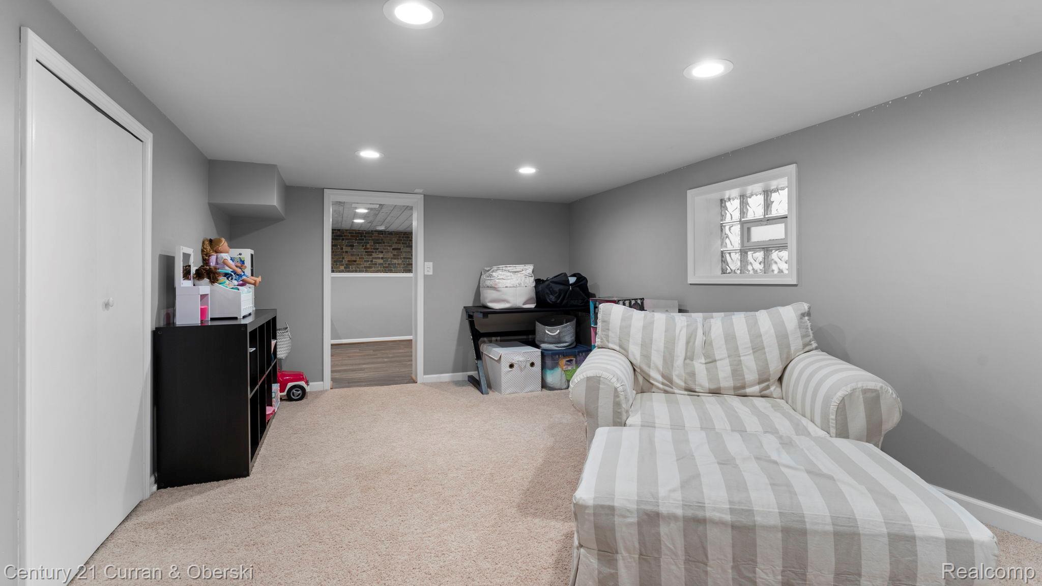 Plymouth, Michigan, 48170, United States, 4 Bedrooms Bedrooms, ,3 BathroomsBathrooms,Residential,For Sale,1941295
