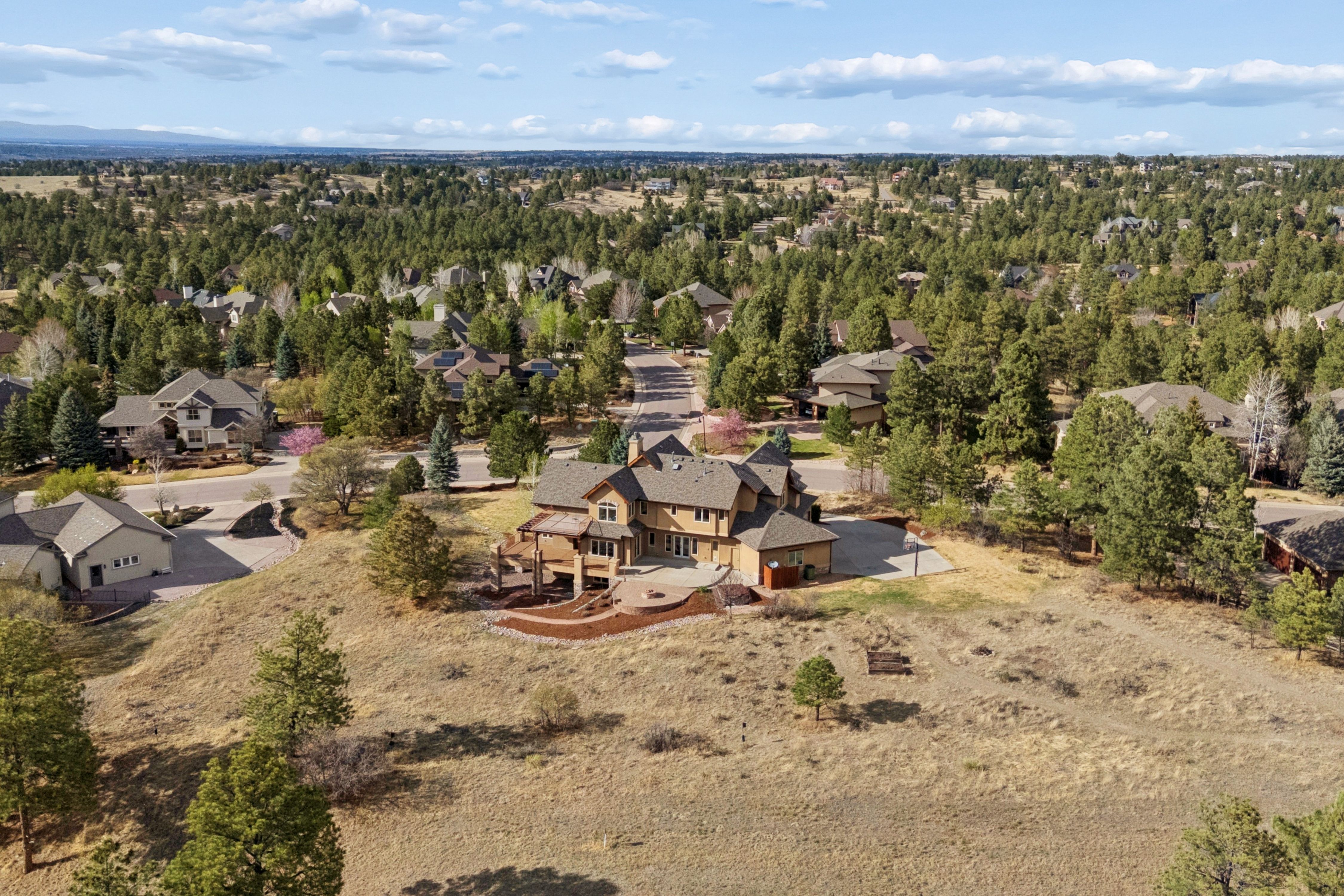  Set high on a hill in The Timbers and backing to open space - 物件實景