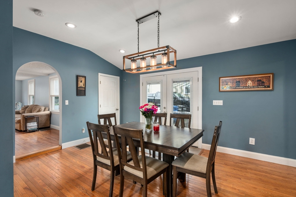 Wakefield, Massachusetts, 01880, United States, 5 Bedrooms Bedrooms, ,3 BathroomsBathrooms,Residential,For Sale,1837062