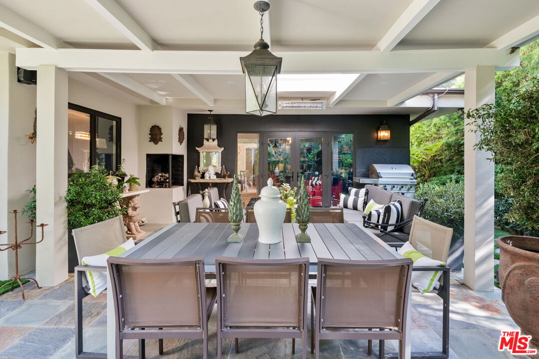 Los Angeles, California, 90049, United States, 4 Bedrooms Bedrooms, ,1 BathroomBathrooms,Residential,For Sale,1991602