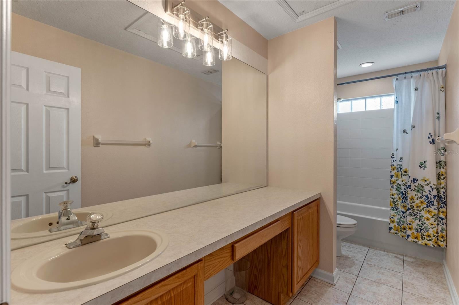 OVIEDO, Florida, 32765, United States, 5 Bedrooms Bedrooms, ,4 BathroomsBathrooms,Residential,For Sale,1980117