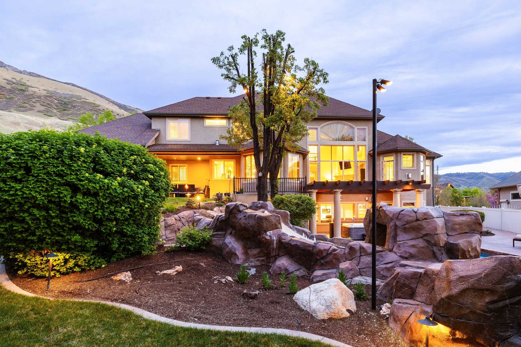  Custom 2-Story Parade Home with Dolphin Bolderscape Grotto Pool & 6 Car Garage - 物件實景