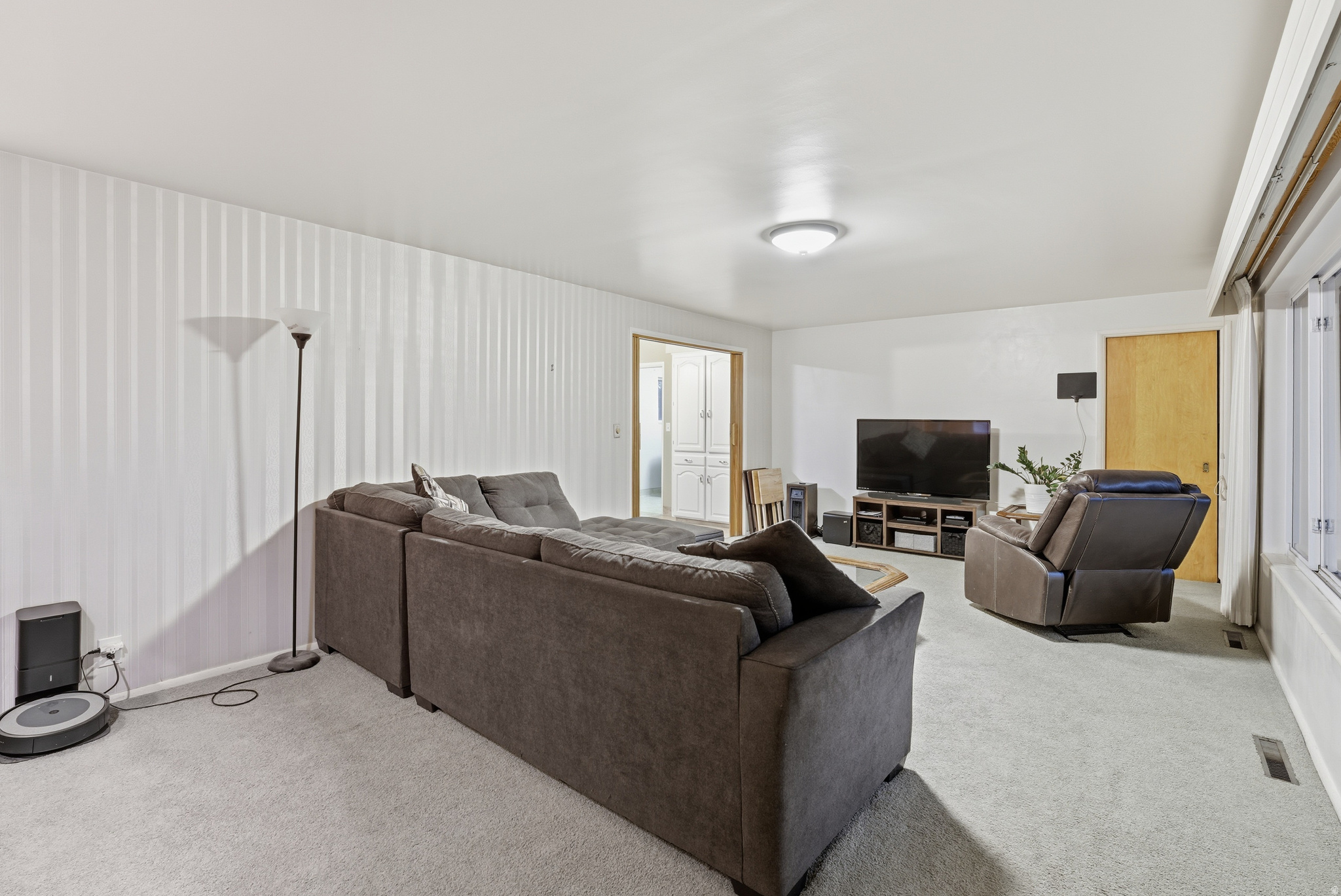 Clearfield, Utah, 84015, United States, 6 Bedrooms Bedrooms, ,2 BathroomsBathrooms,Residential,For Sale,1992038