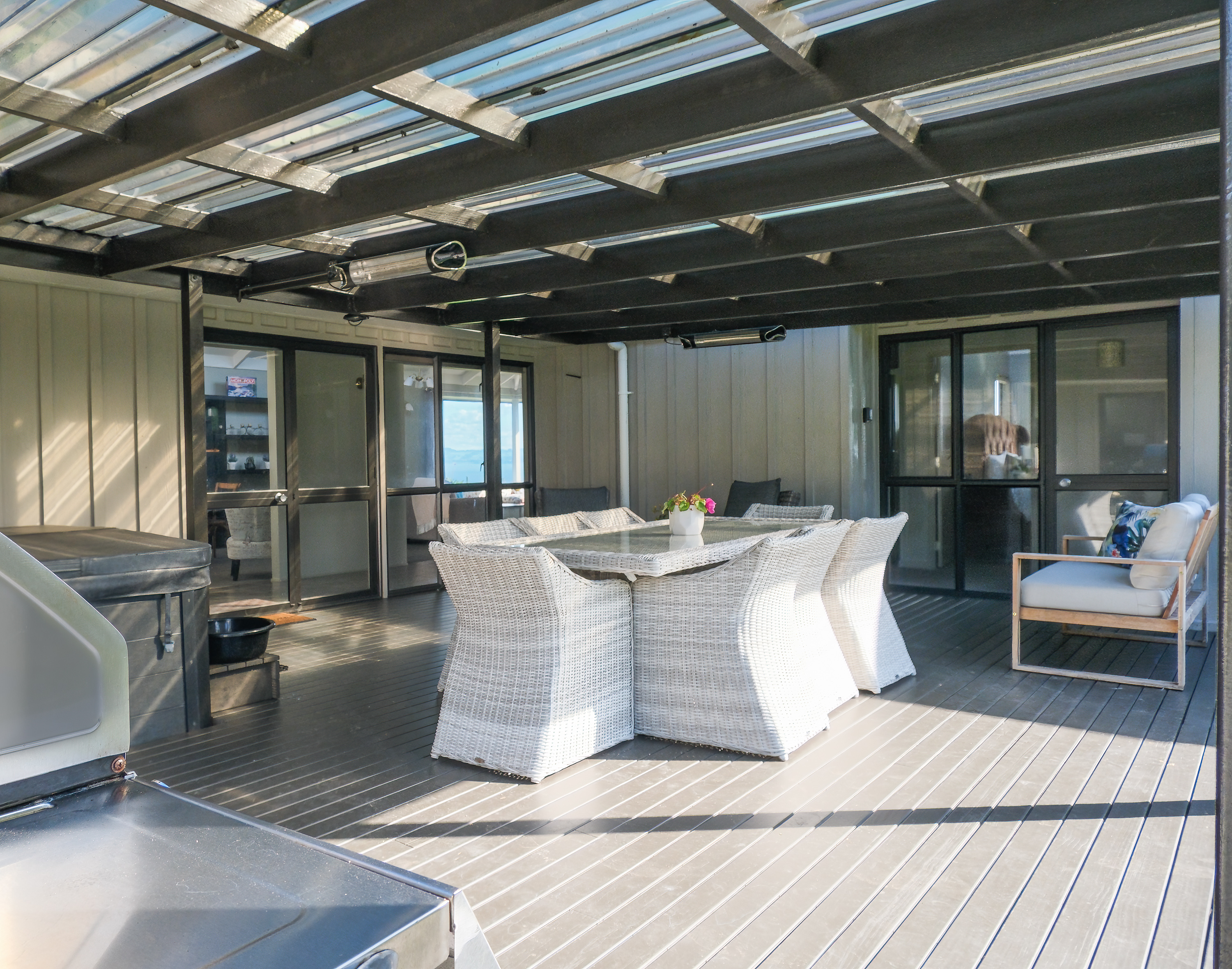  Elevated Lifestyle Living with Sweeping Lake Views - 物件實景