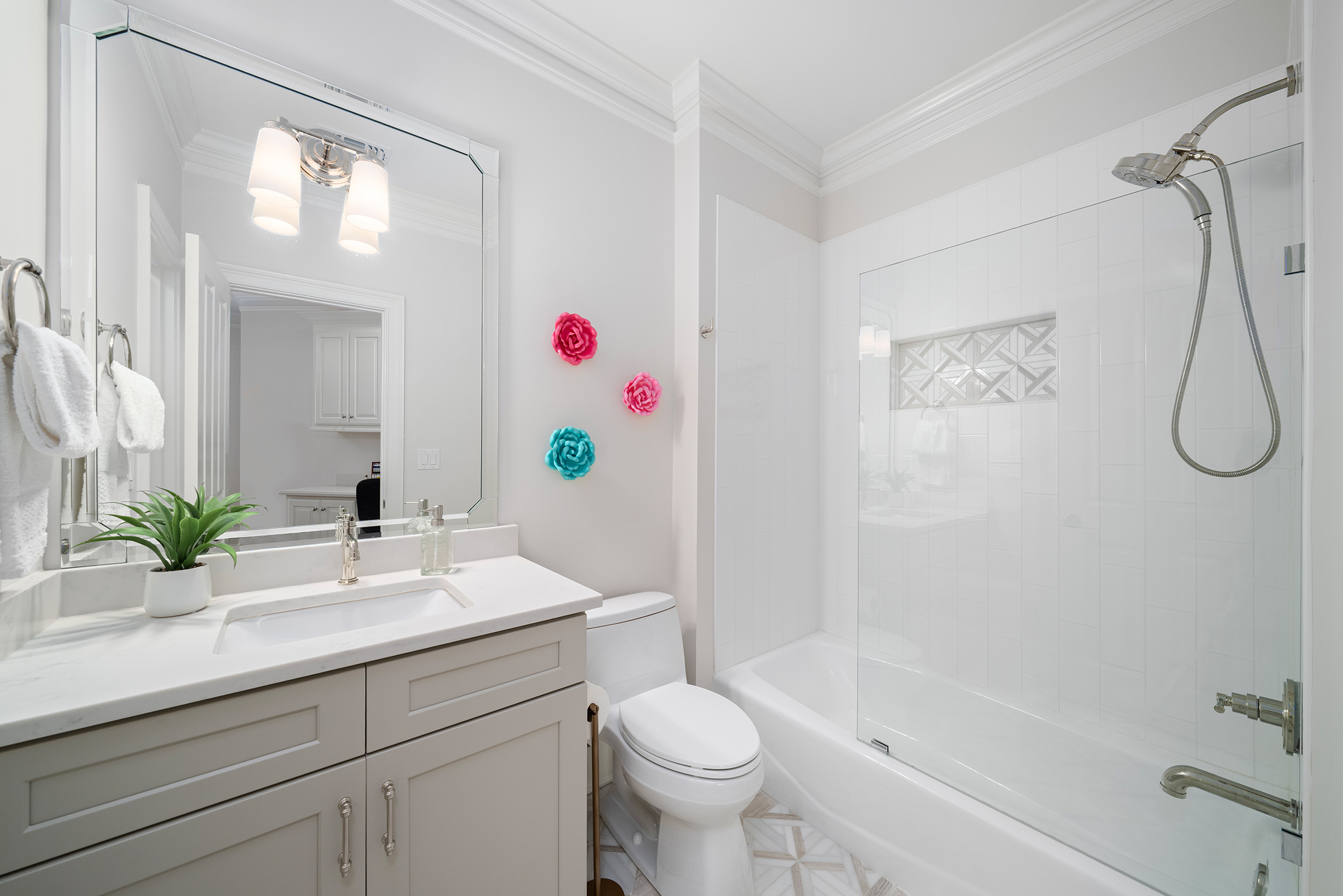  Located Within the Gated Greystone Farms Community in Milton - 物件實景