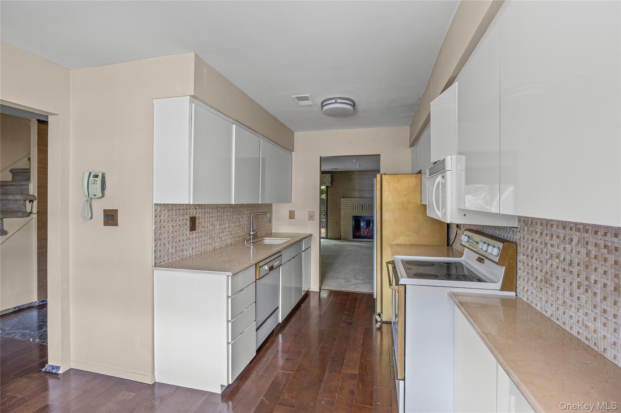 Huntington Station, New York, 11746, United States, 2 Bedrooms Bedrooms, ,2 BathroomsBathrooms,Residential,For Sale,1981328