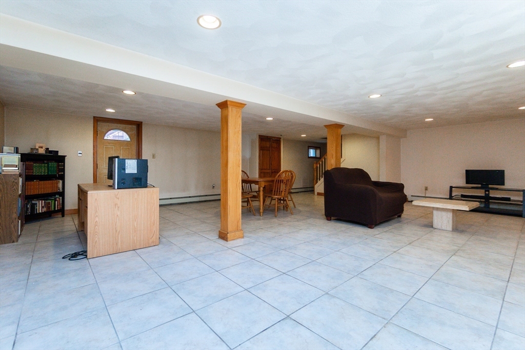 Saugus, Massachusetts, 01906, United States, 3 Bedrooms Bedrooms, ,2 BathroomsBathrooms,Residential,For Sale,1982387