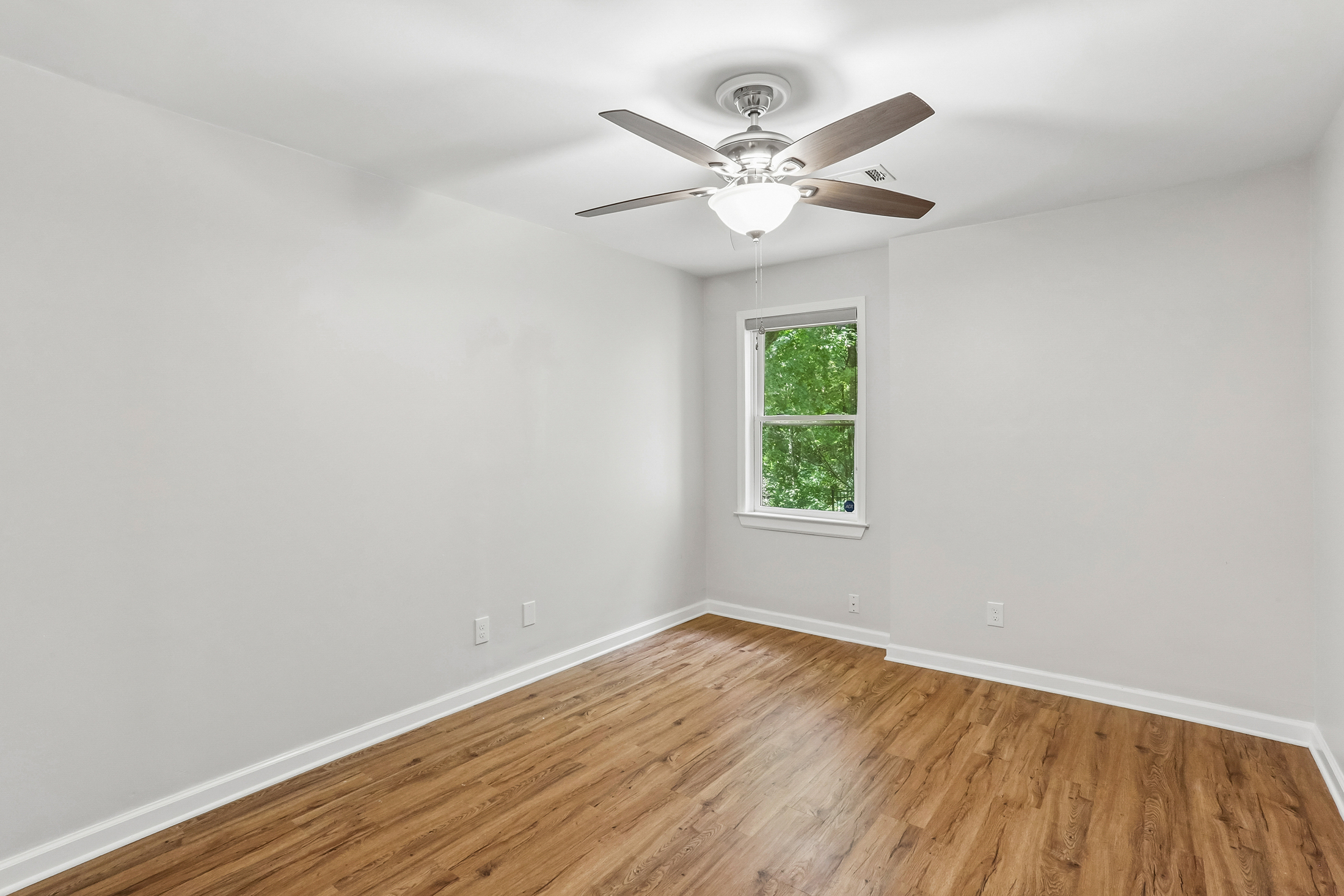  Completely Renovated Move-In Ready End Unit - 物件實景