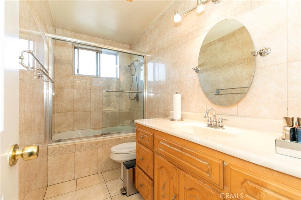 Los Angeles, California, 90027, United States, 2 Bedrooms Bedrooms, ,2 BathroomsBathrooms,Residential,For Sale,1939885