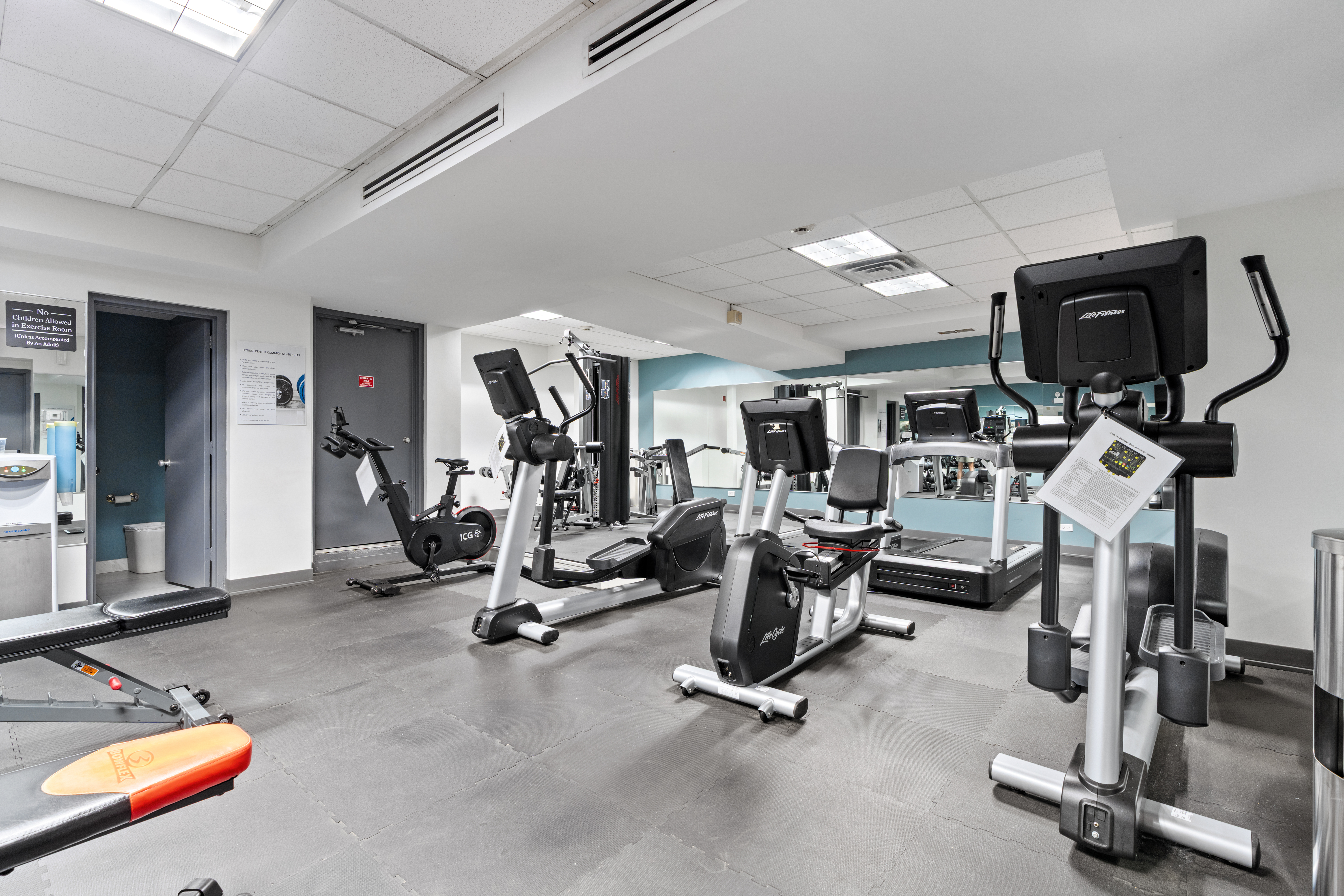  Enjoy Turnkey Lakefront Living in a Well-Established Gold Coast Building - 物件實景