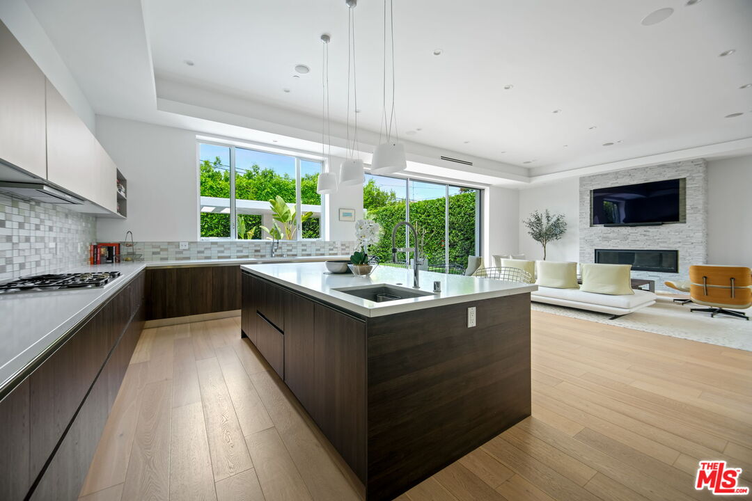 Los Angeles, California, 90046, United States, 5 Bedrooms Bedrooms, ,2 BathroomsBathrooms,Residential,For Sale,1829471