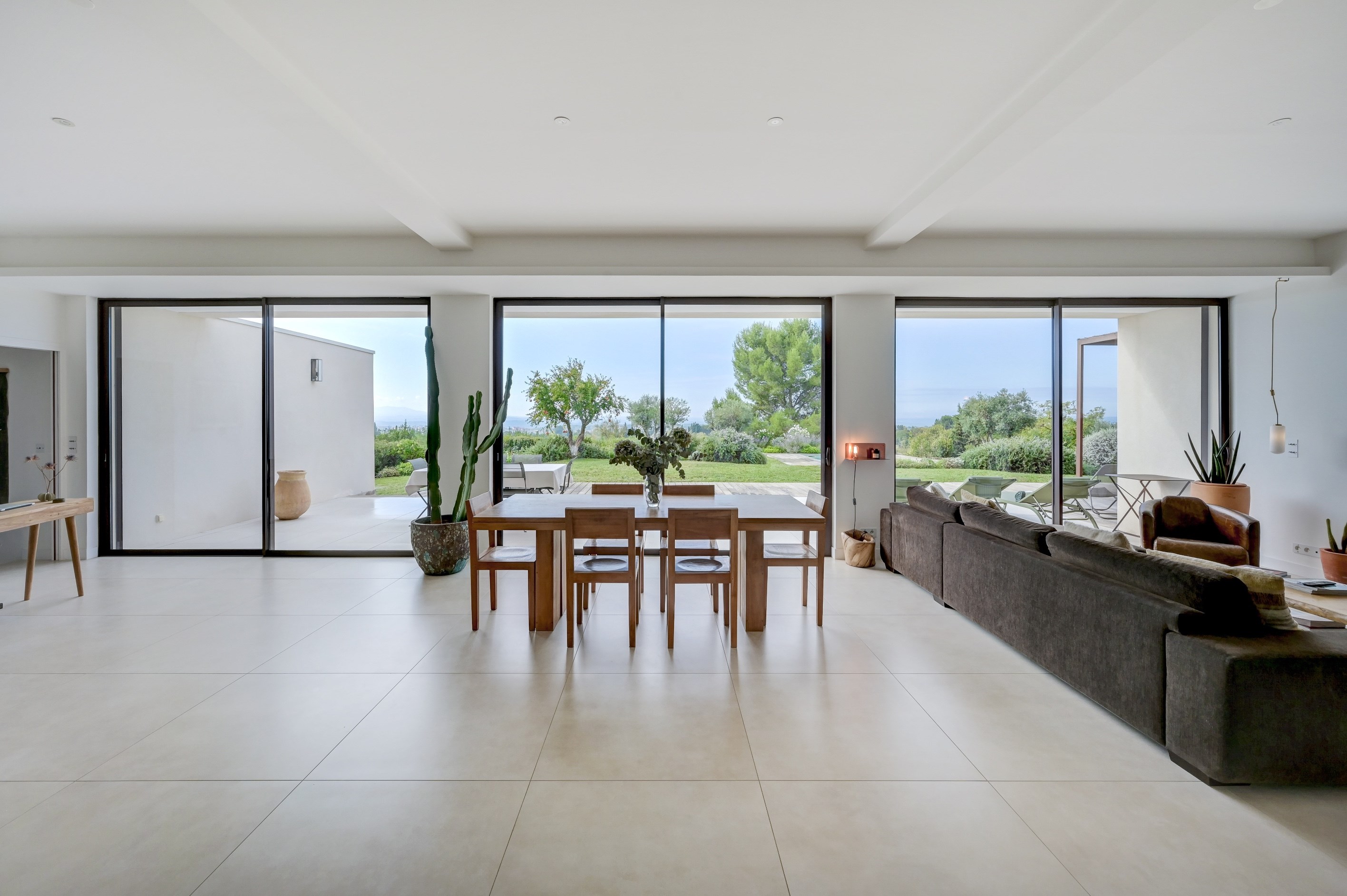  THE LUXURY OF SINGLE-LEVEL LIVING IN A SECURE PRIVATE ESTATE - 物件實景