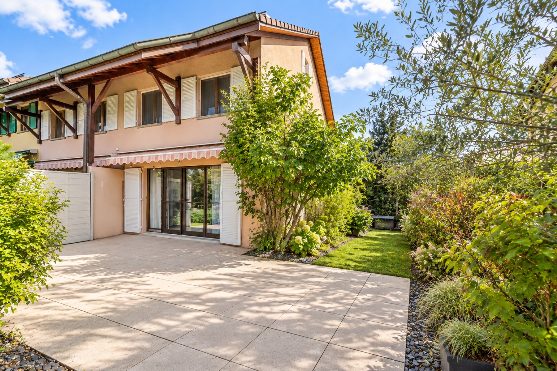  Semi-detached house with a gable roof and a peaceful garden in Chavannes-des-Boi - 物件實景