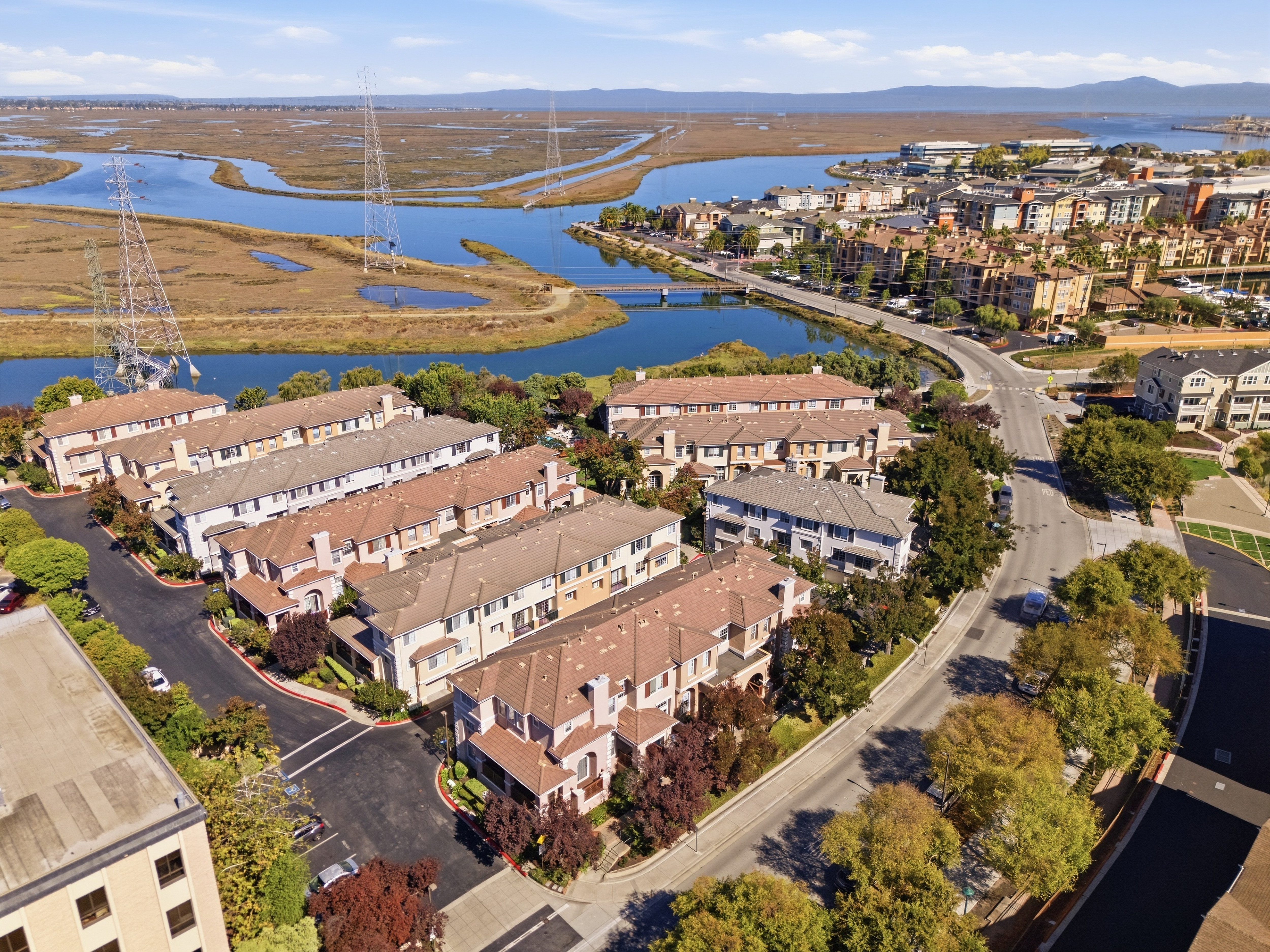 Beautifully Updated End-Unit with Reserve Views - 物件實景
