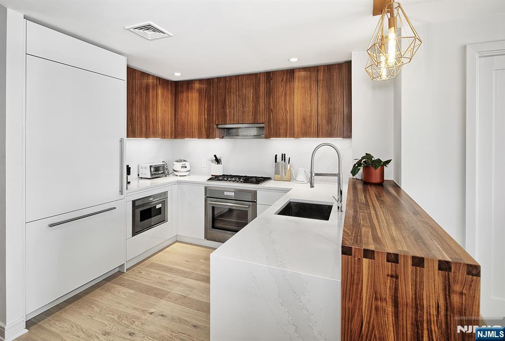 Hoboken, New Jersey, 07030, United States, 2 Bedrooms Bedrooms, ,2 BathroomsBathrooms,Residential,For Sale,1992140