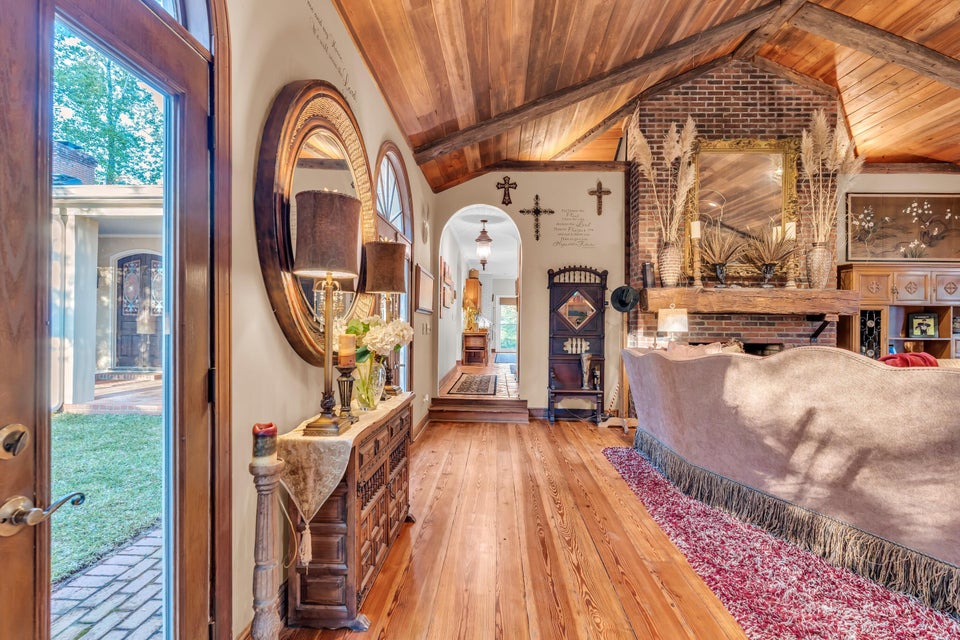 Columbus, Mississippi, 39705, United States, 4 Bedrooms Bedrooms, ,4 BathroomsBathrooms,Residential,For Sale,1976327