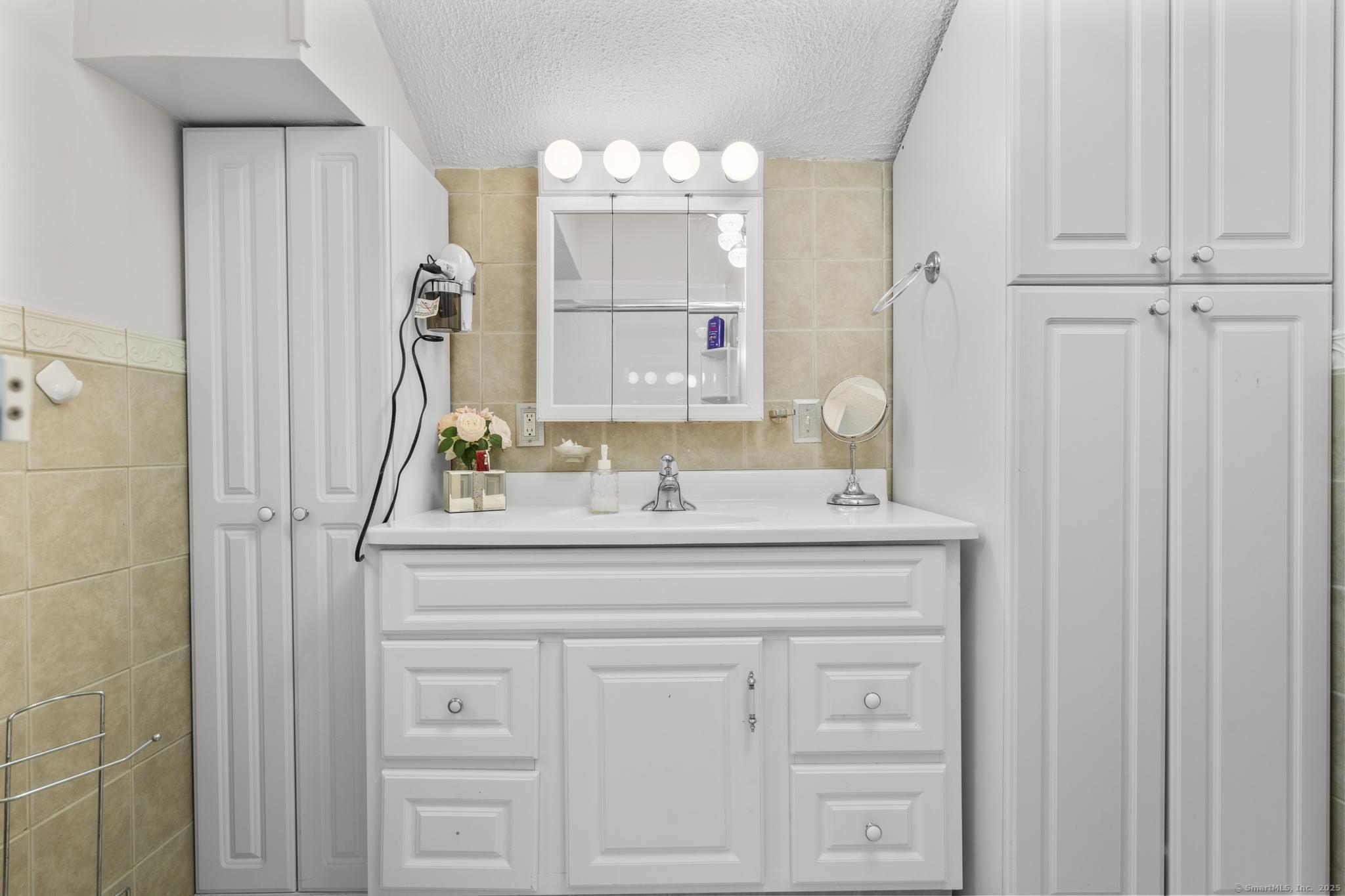 Milford, Connecticut, 06460, United States, 3 Bedrooms Bedrooms, ,2 BathroomsBathrooms,Residential,For Sale,1942081